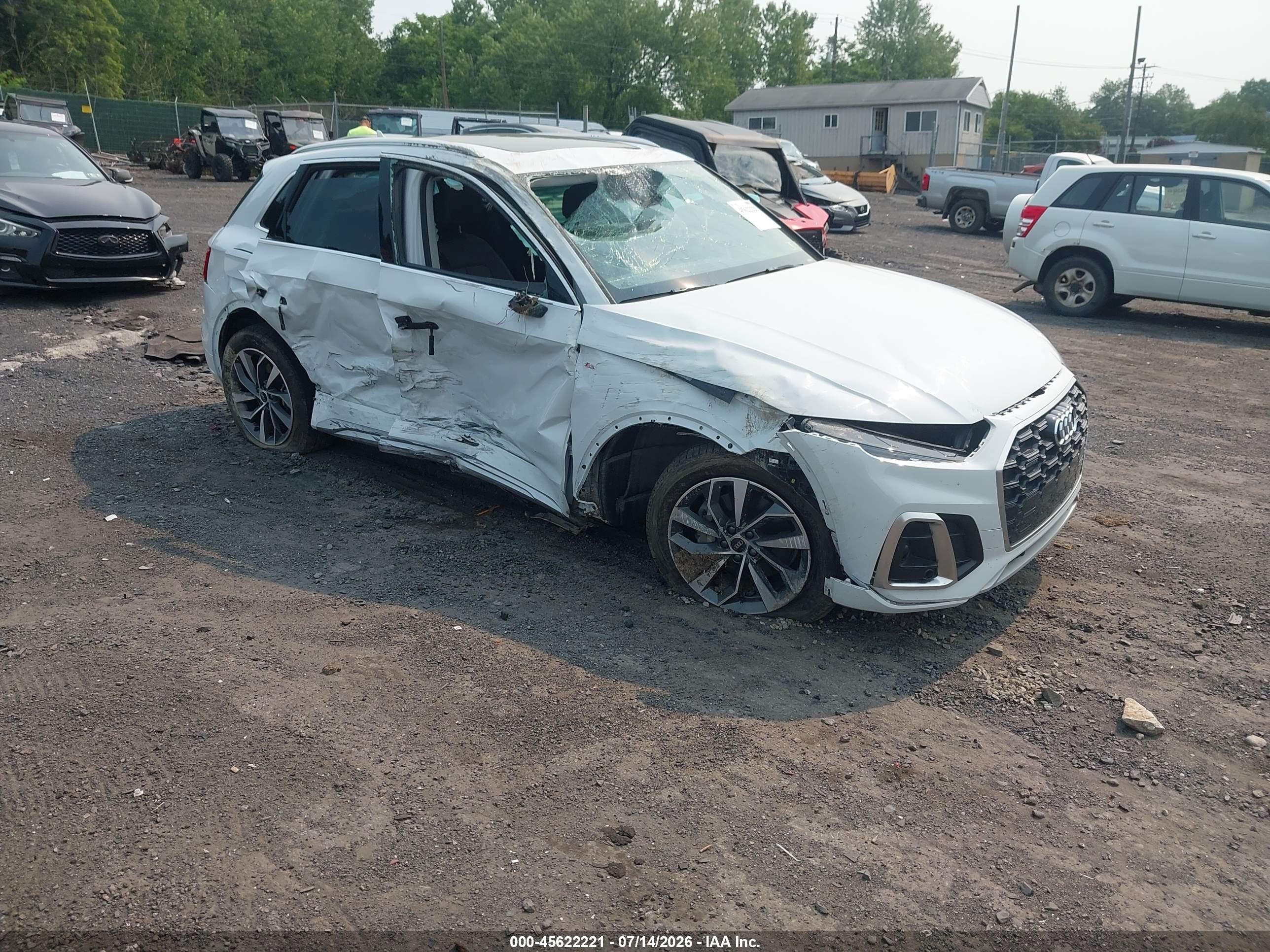 2023 Audi Q5 S line Premium Plus, VIN WA1EAAFY2P2019342 — Бок