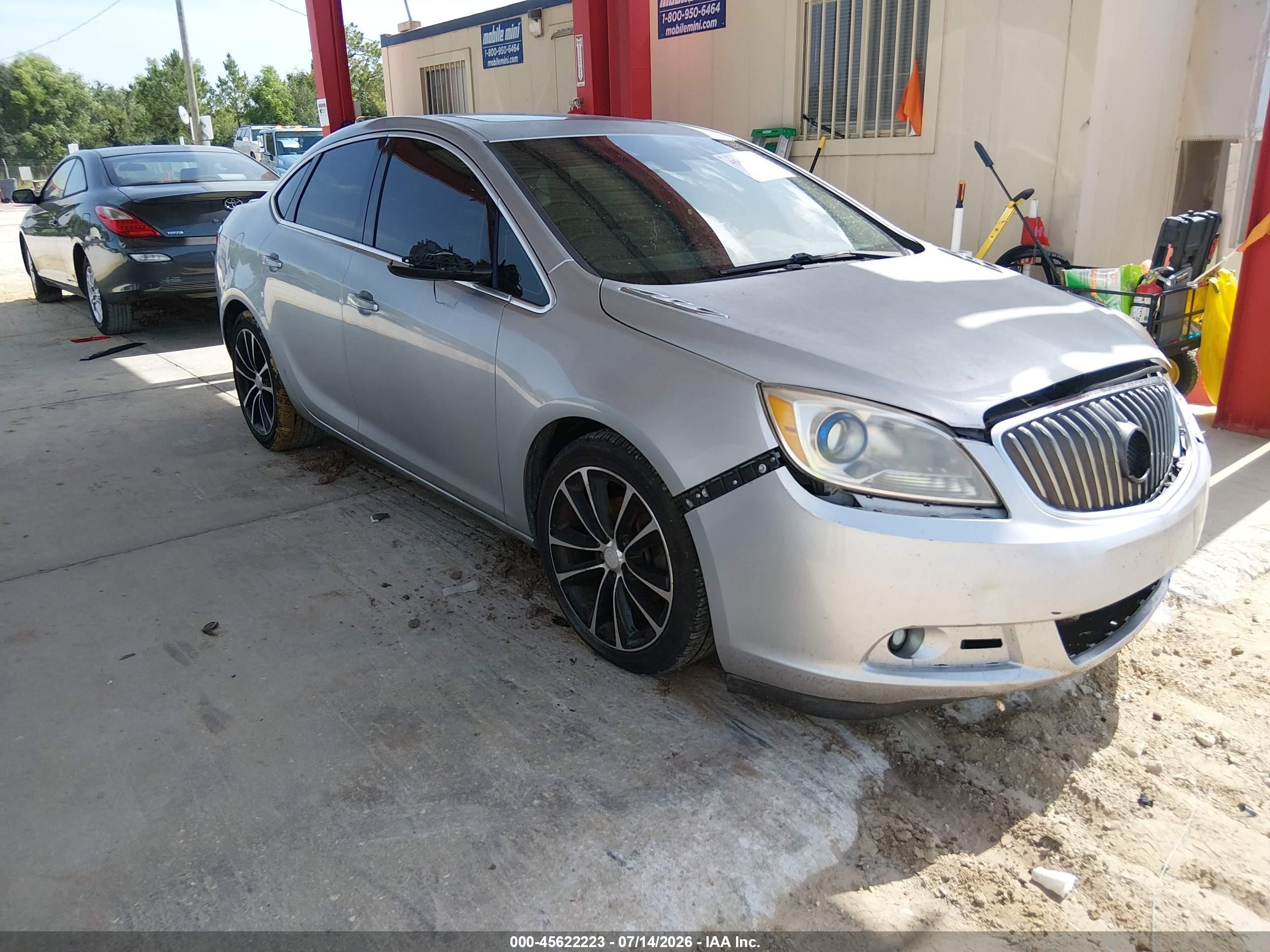 2016 Buick Verano Sport Touring, VIN 1G4PW5SK0G4146731 — Перед
