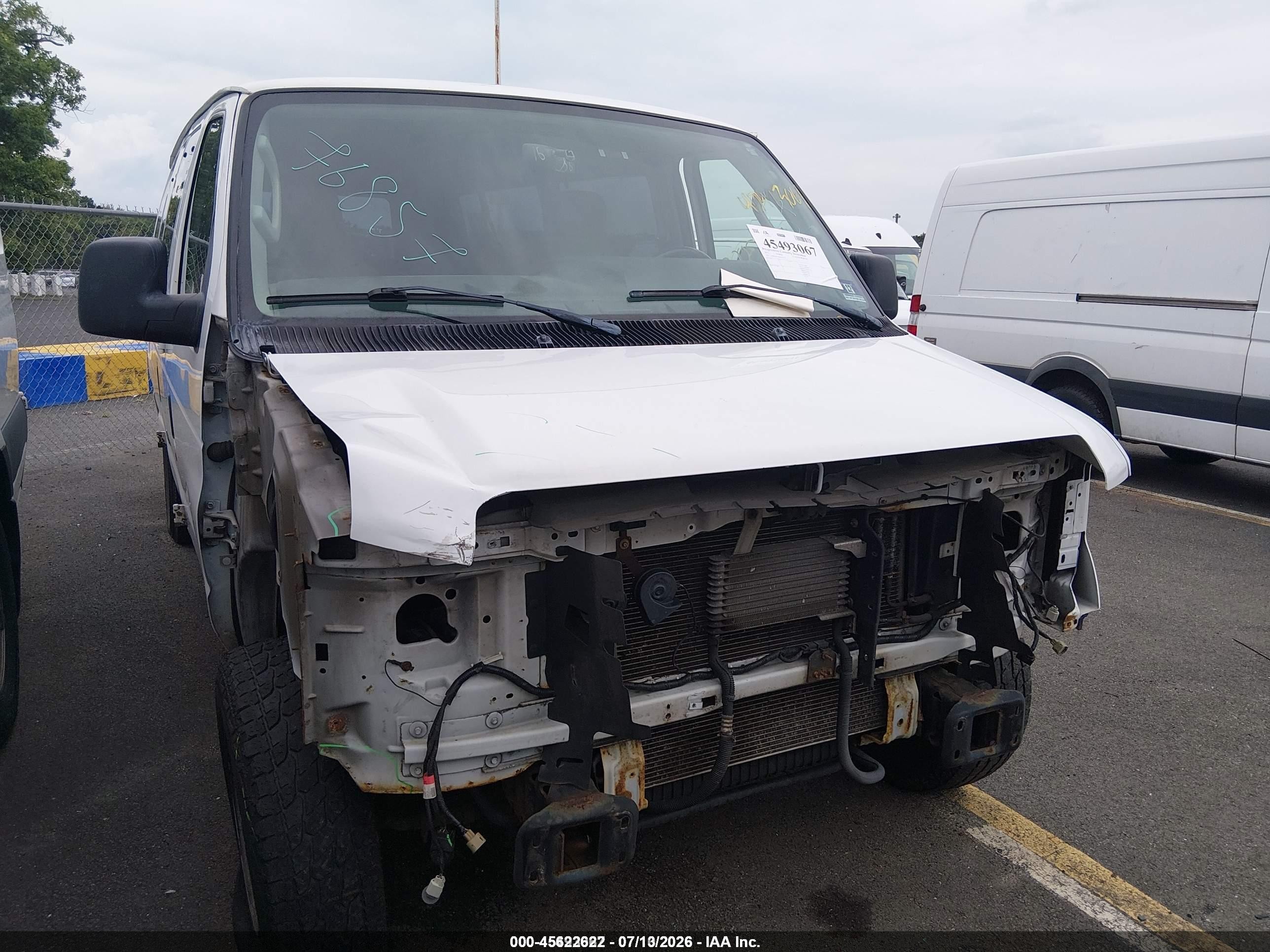 2013 Ford Econoline Passenger XLT, VIN 1FBSS3BL5DDA61214 — Front end