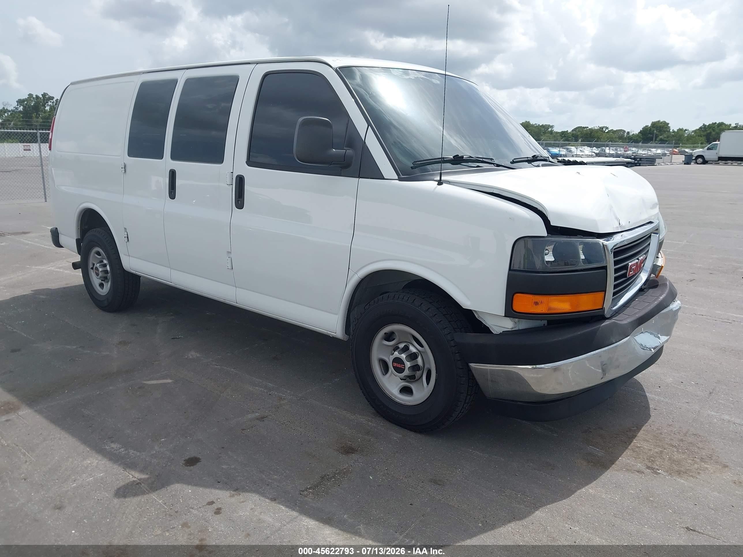 2017 GMC Savana Cargo, VIN 1GTW7AFF4H1908304 — Front end
