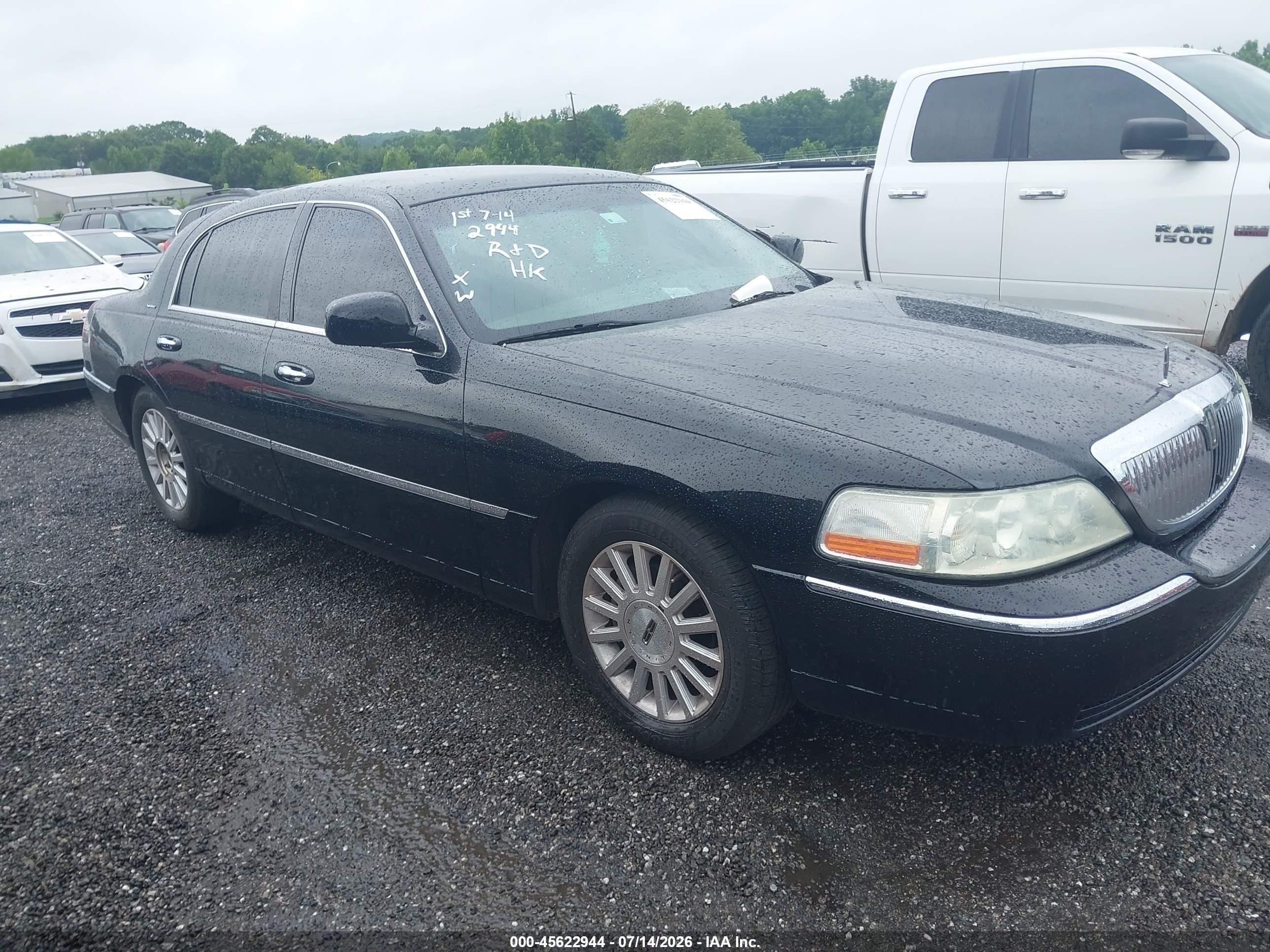 2004 Lincoln Town Car Signature, VIN 1LNHM81W64Y619908 — Normal wear