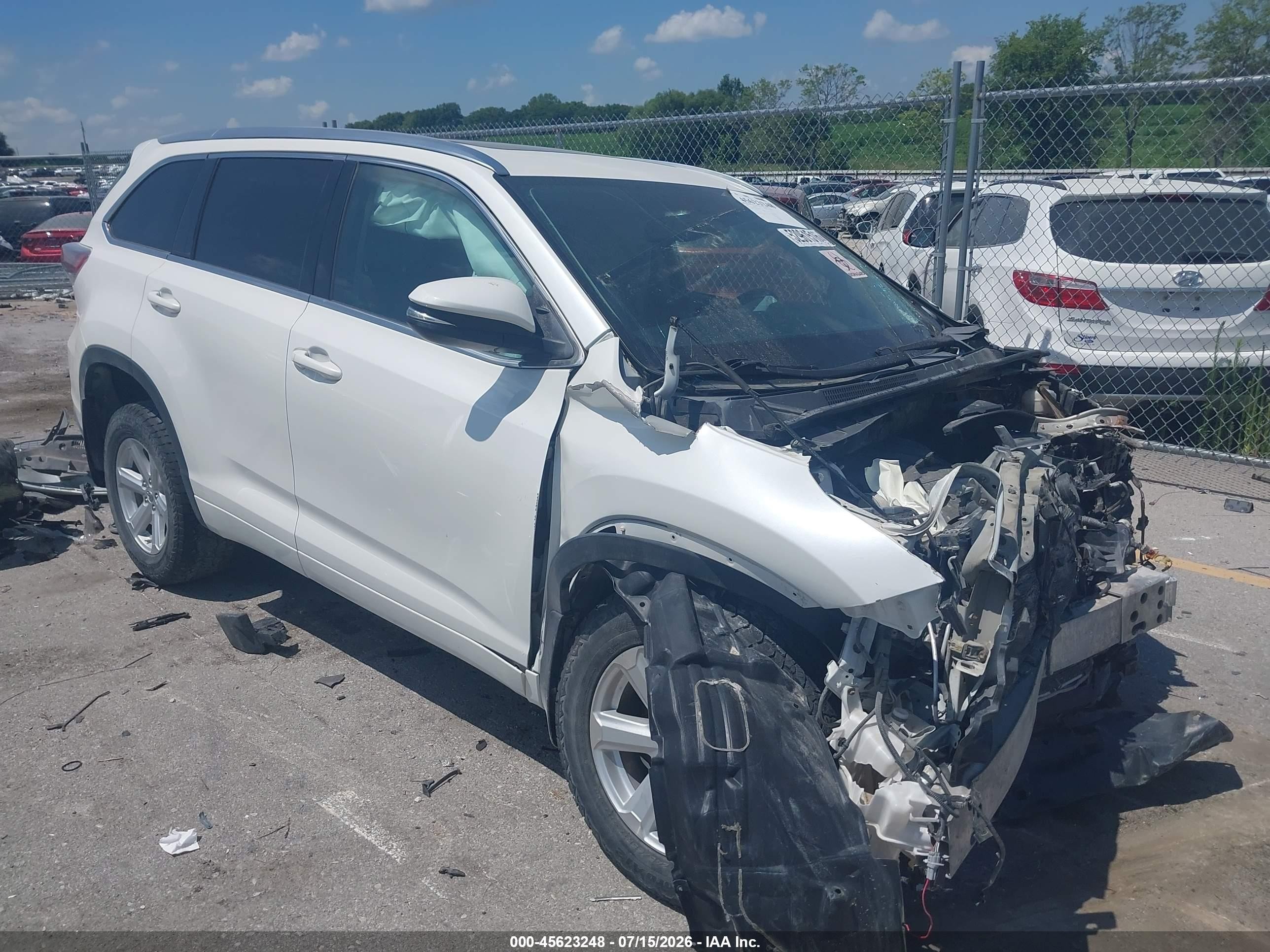 2016 Toyota Highlander XLE, VIN 5TDJKRFH6GS331544 — Front end
