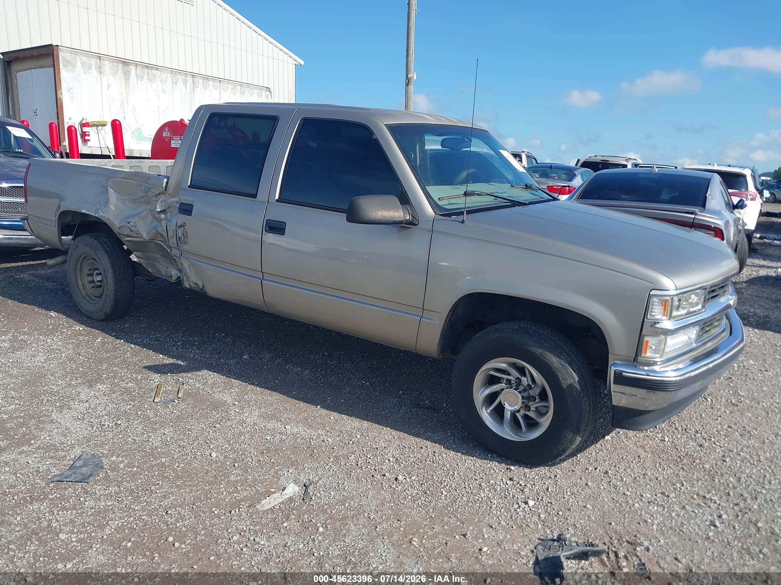 1999 Chevrolet Silverado 2500, VIN 1GCGC23RXXF016936 — Бок