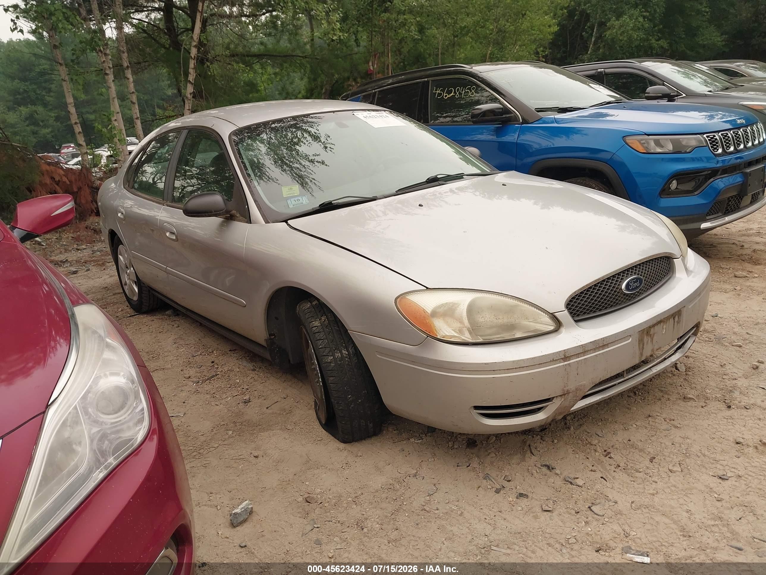 2005 Ford Taurus SE, VIN 1FAFP53265A168135 — Перед