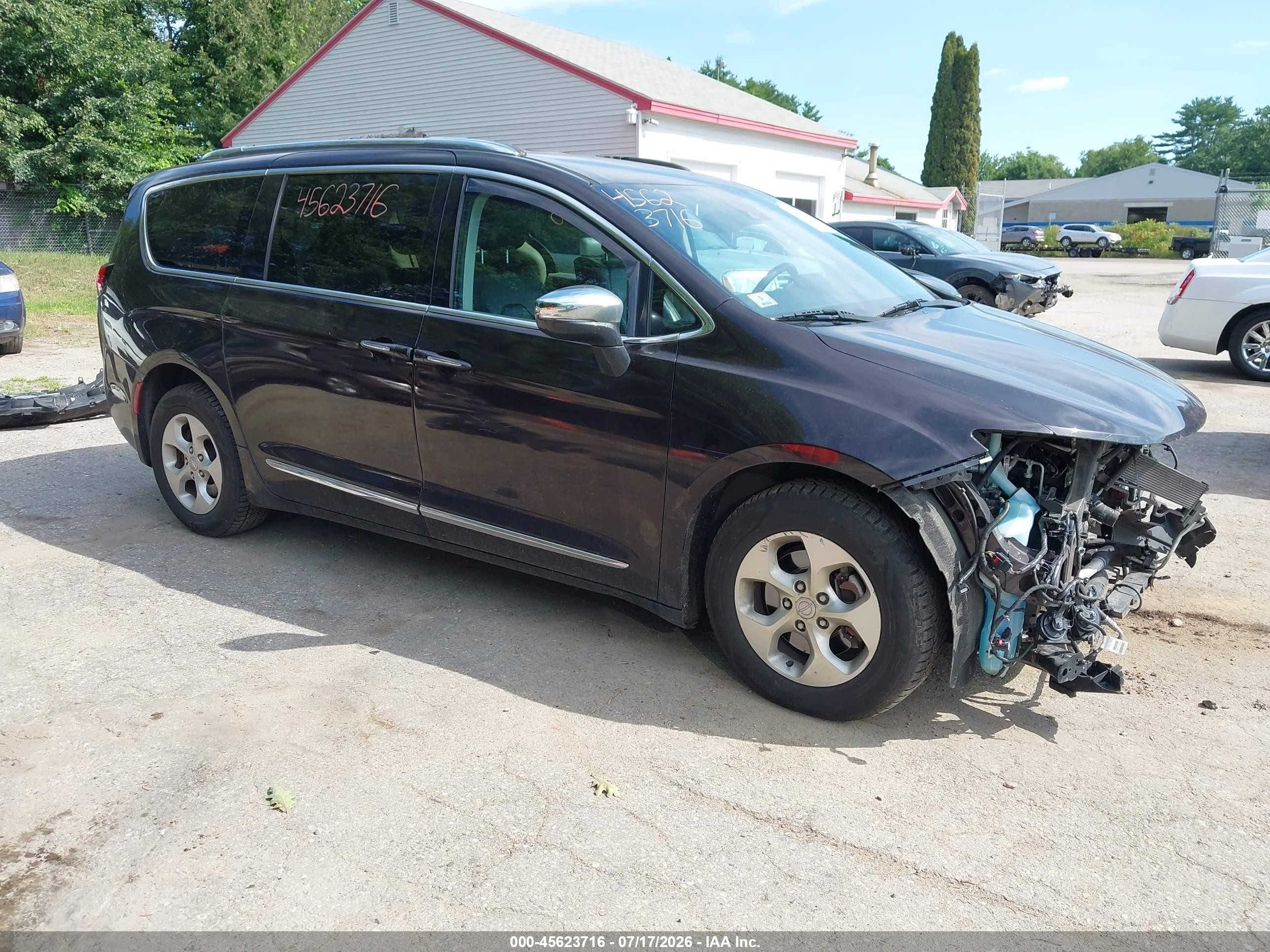 2017 Chrysler Pacifica Touring L Plus, VIN 2C4RC1EG9HR525005 — Перед