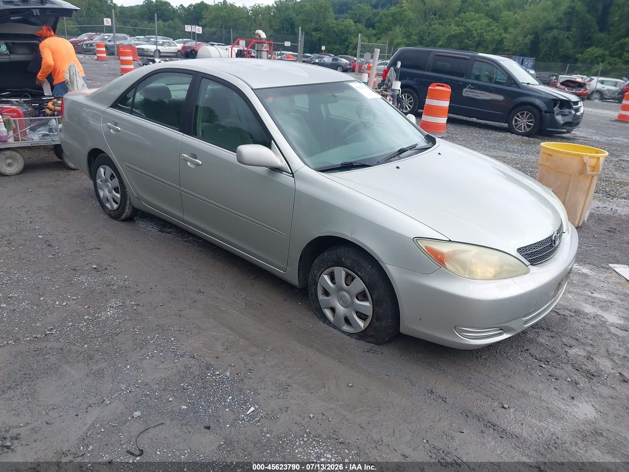 2004 Toyota Camry LE, VIN JTDBE32K340248808 — Side