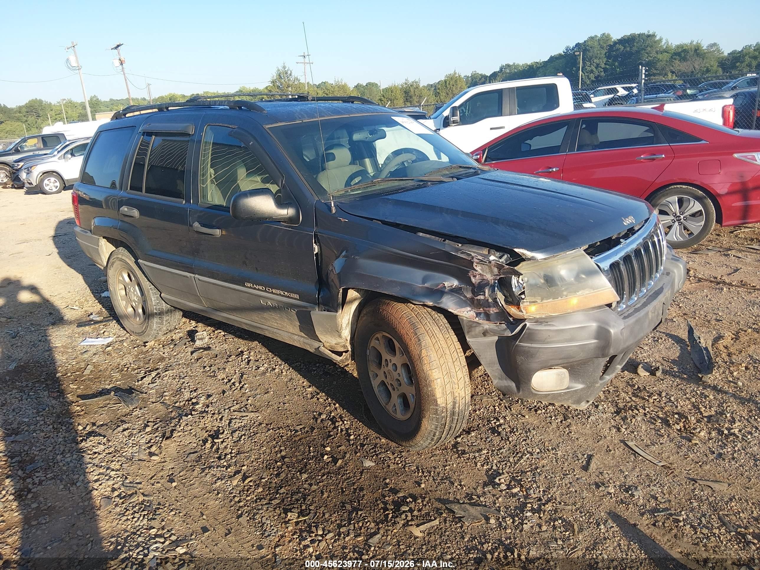 2001 Jeep Grand Cherokee Laredo, VIN 1J4GW48N21C562447 — Front end