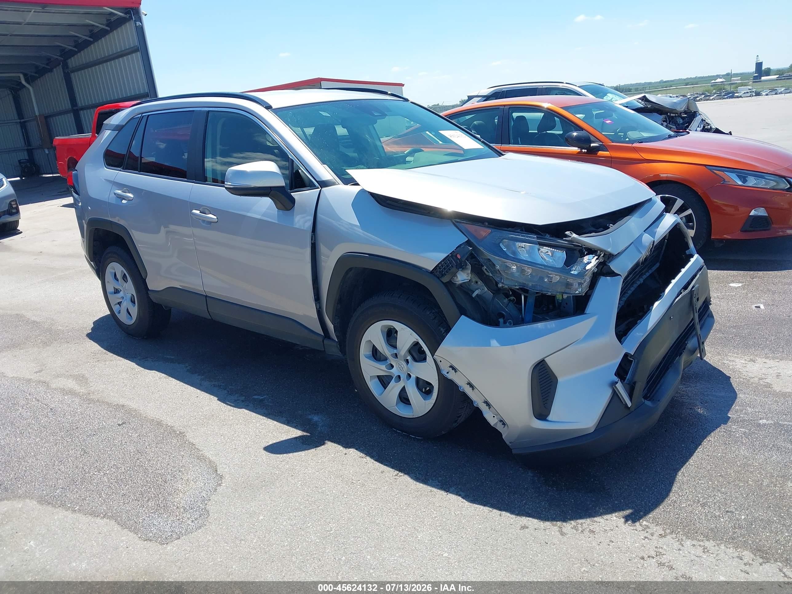 2019 Toyota RAV4 LE, VIN JTMG1RFV5KD510794 — Перед