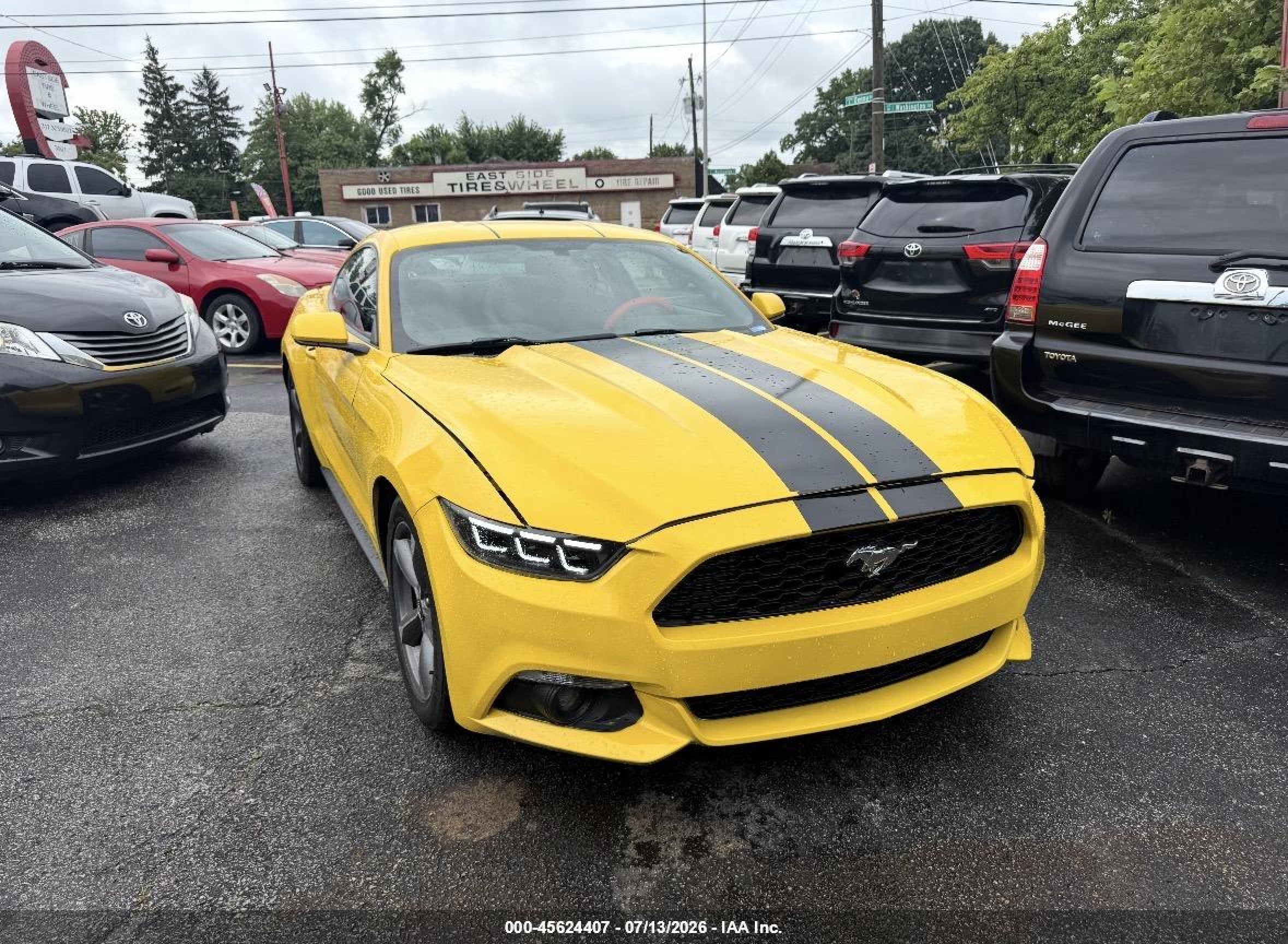 2016 Ford Mustang V6, VIN 1FA6P8AM2G5308196 — Normal wear