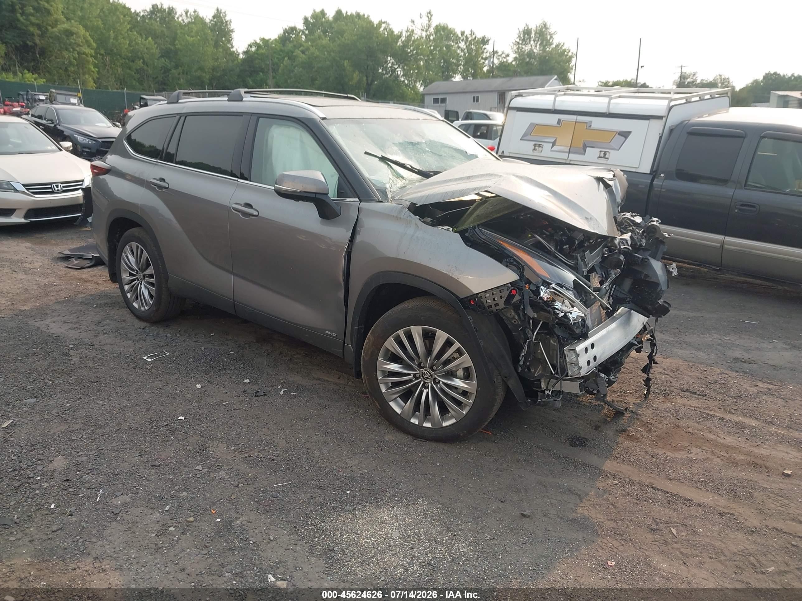 2026 Toyota Highlander Hybrid Platinum, VIN 5TDEBRCH1TS713304 — Перед