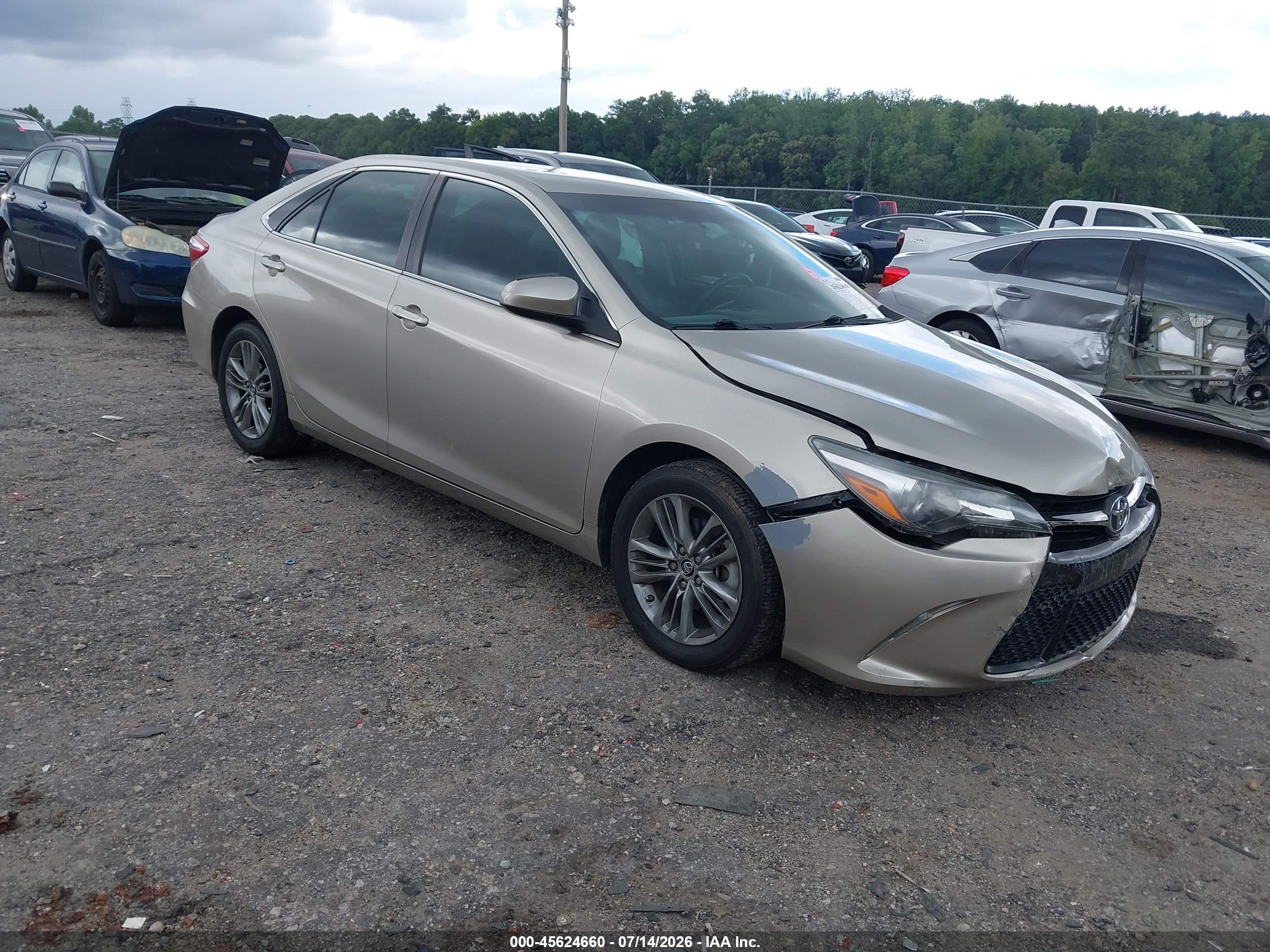 2015 Toyota Camry SE, VIN 4T1BF1FK3FU109555 — Перед