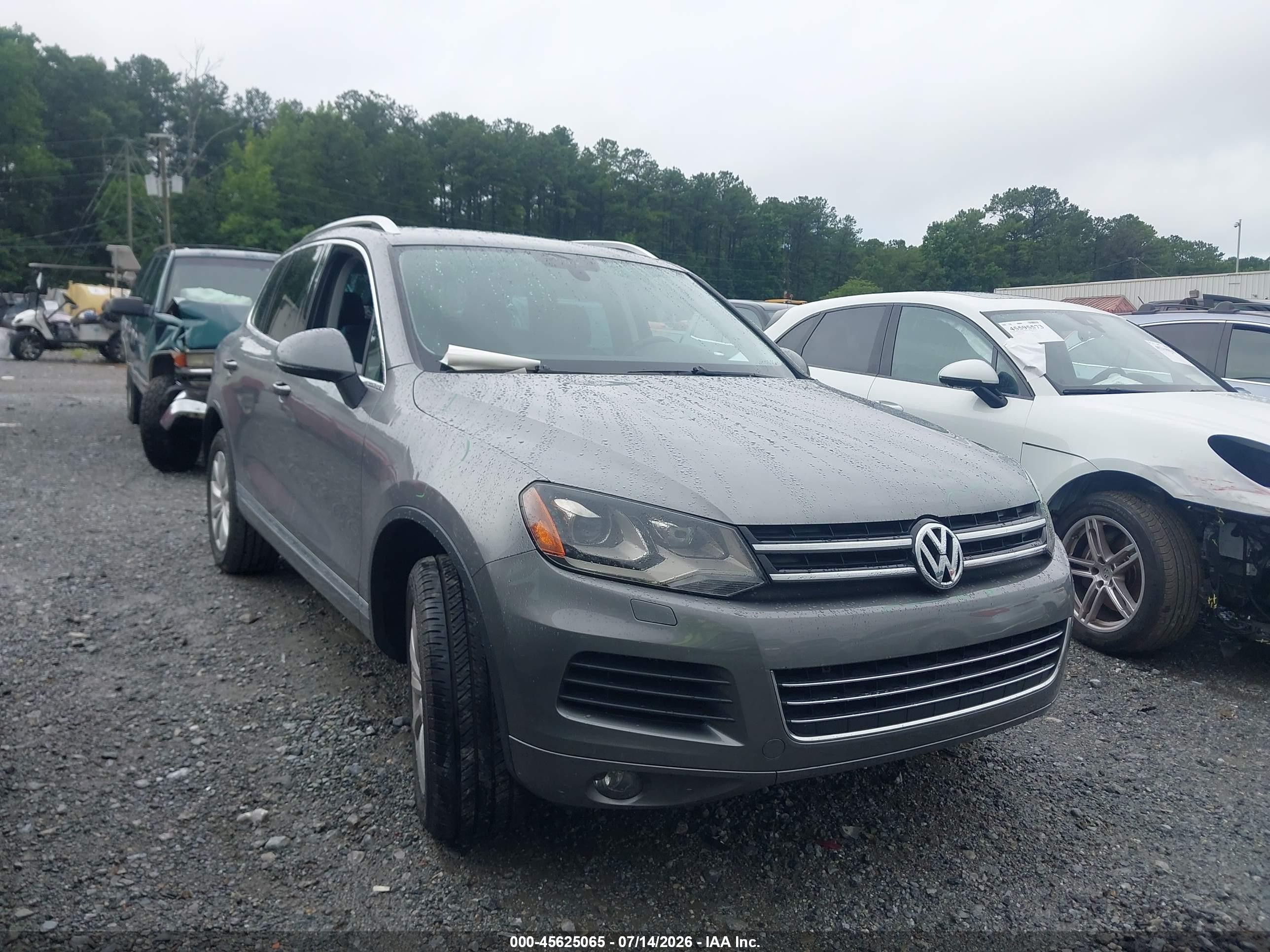 2011 Volkswagen Touareg Sport, VIN WVGFF9BP2BD005022 — Front end