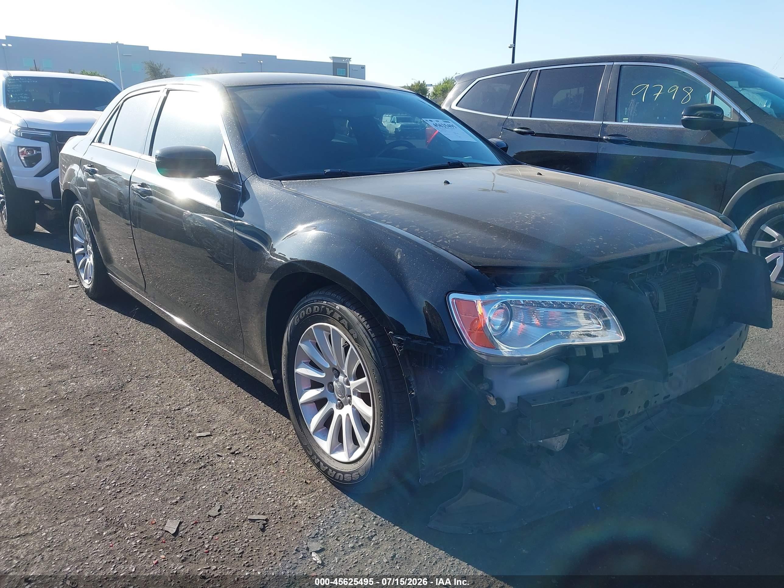 2012 Chrysler 300, VIN 2C3CCAAG7CH113826 — Перед