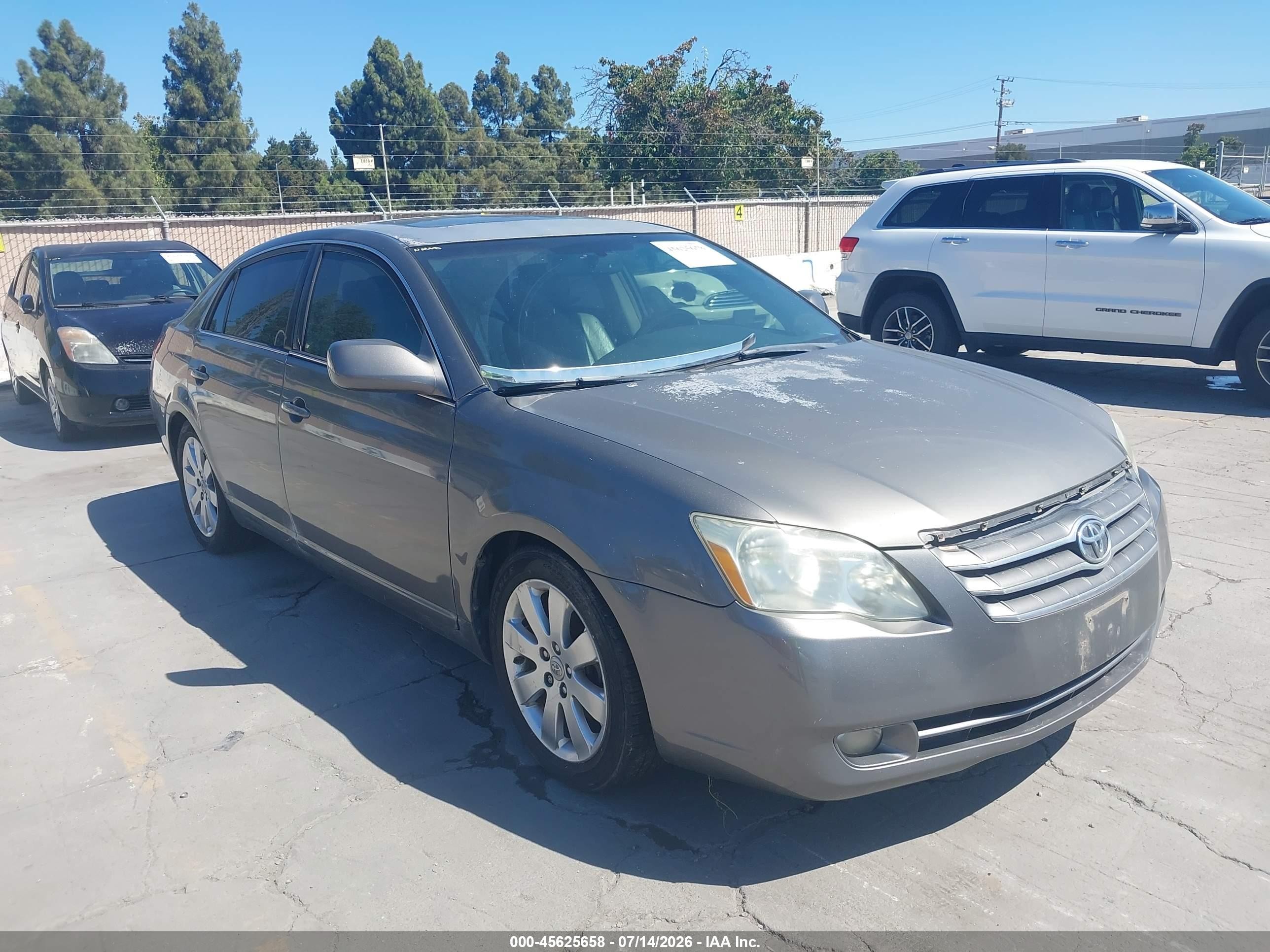 2005 Toyota Avalon Limited, VIN 4T1BK36B05U048851 — Normal wear