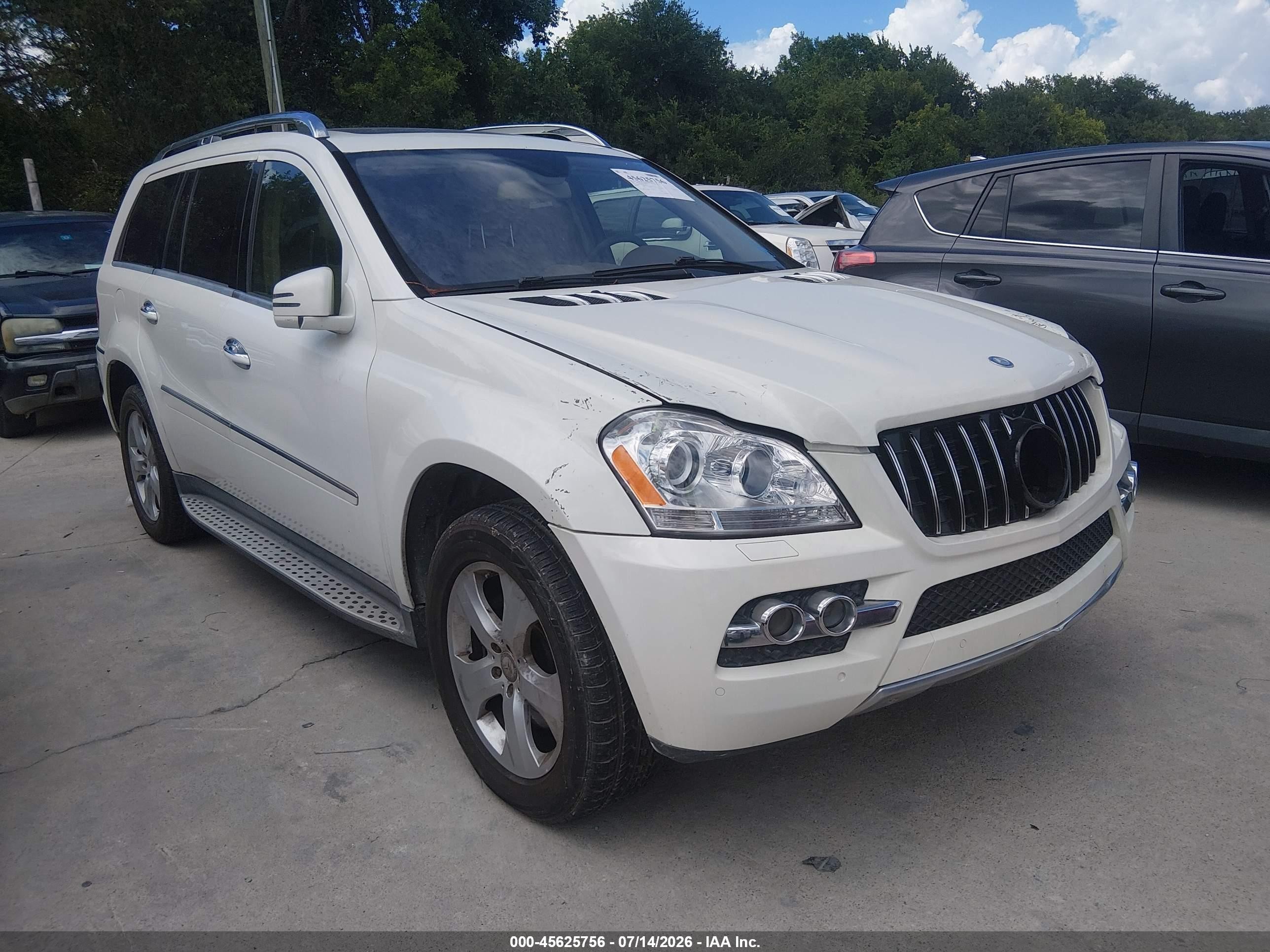 2011 Mercedes-Benz GL 450, VIN 4JGBF7BE9BA740079 — Front end