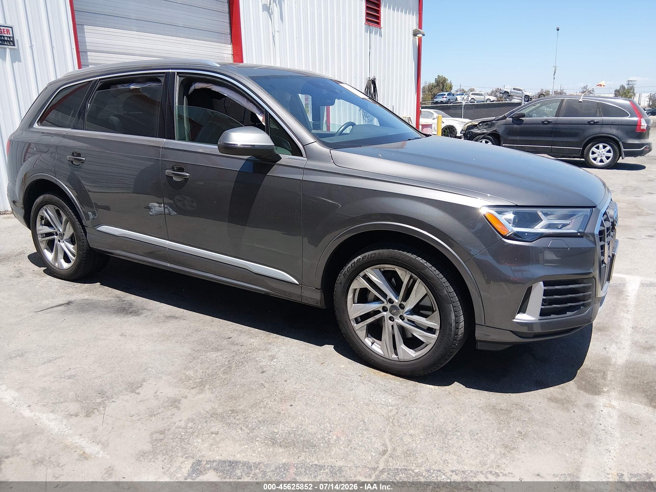 2020 Audi Q7 Premium, VIN WA1AJAF75LD009585 — Бок