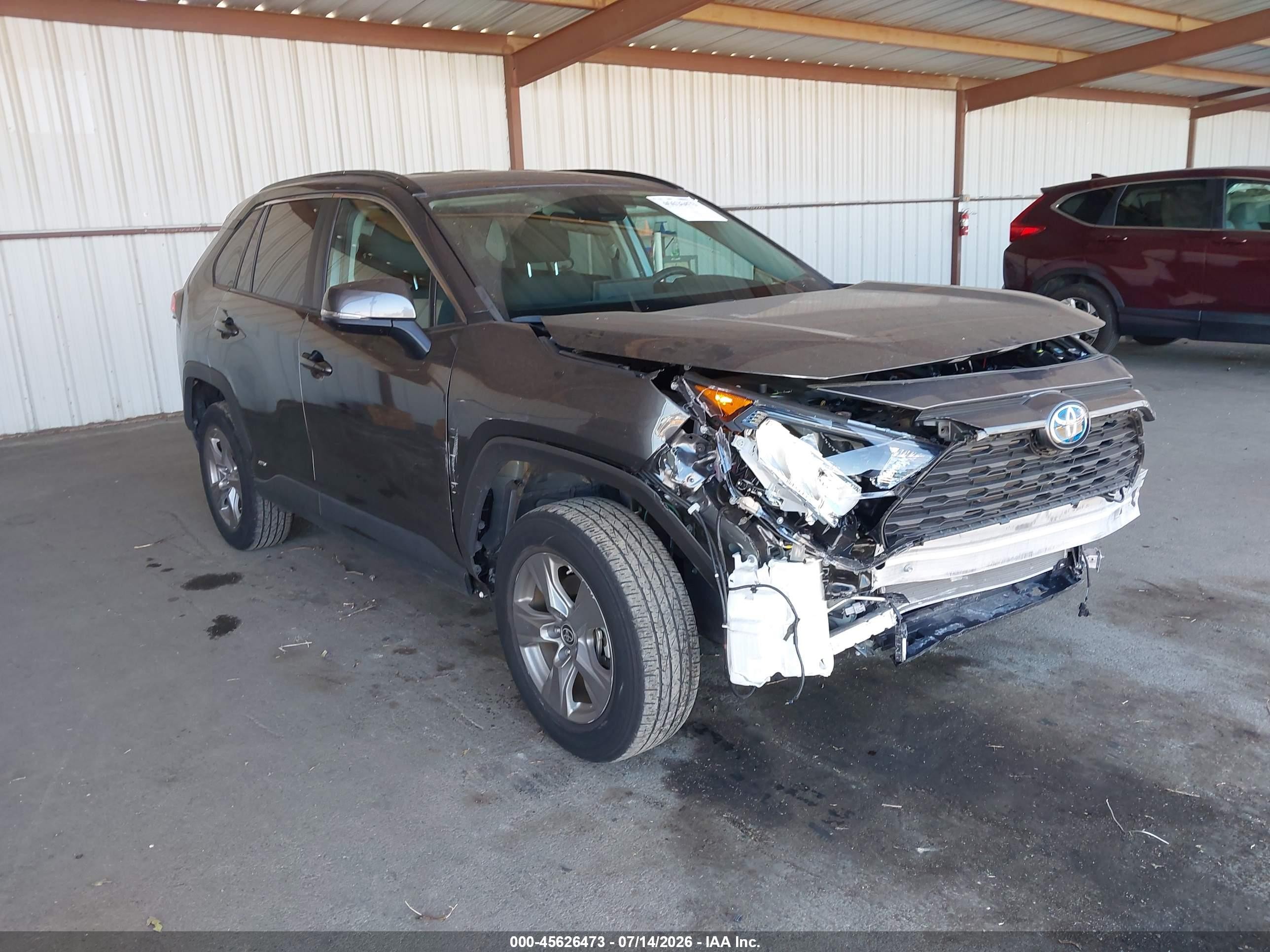 2022 Toyota RAV4 Hybrid LE, VIN 4T3MWRFV9NU073135 — Перед