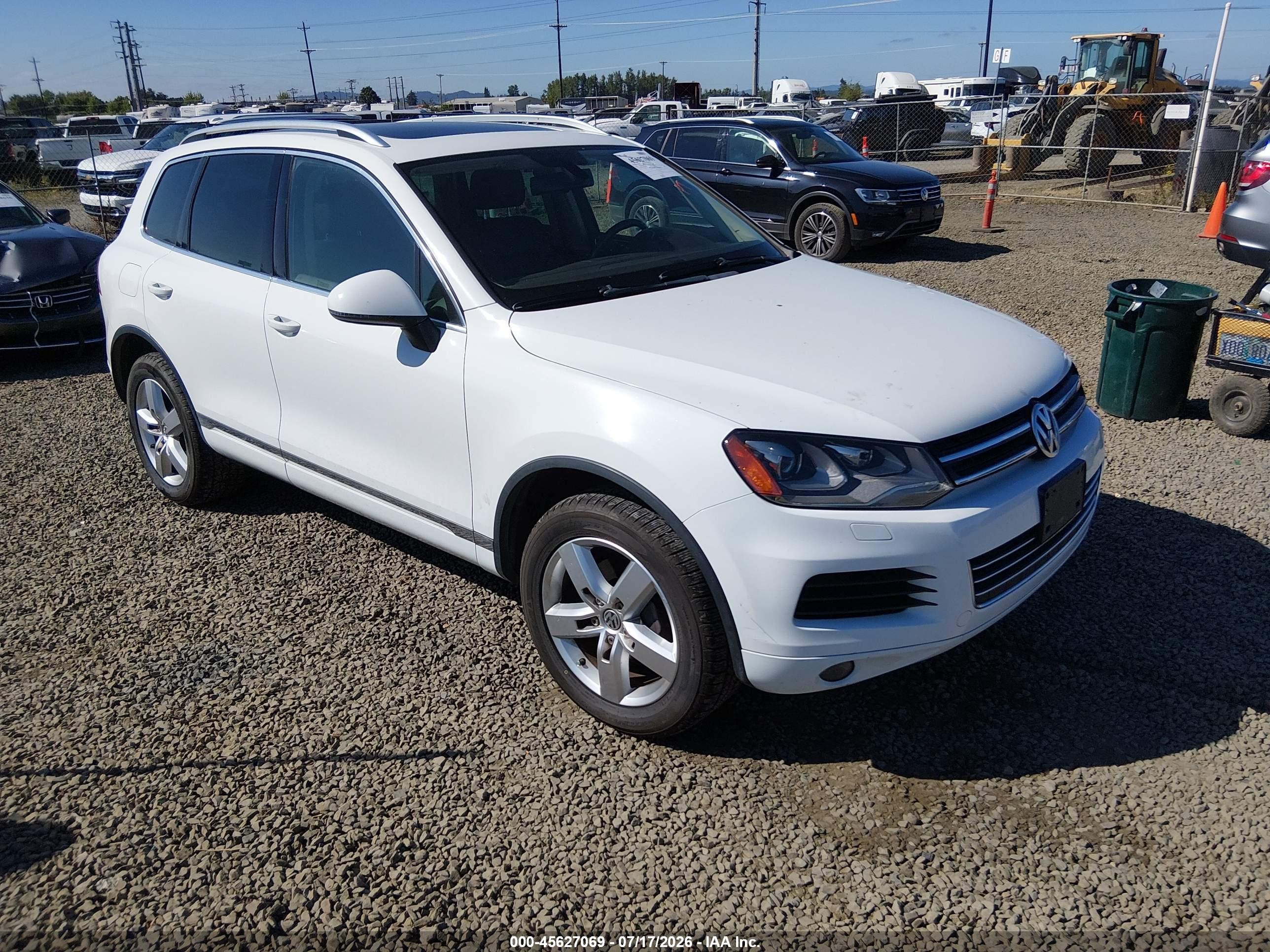 2014 Volkswagen Touareg Sport, VIN WVGEP9BP8ED014692 — Normal wear