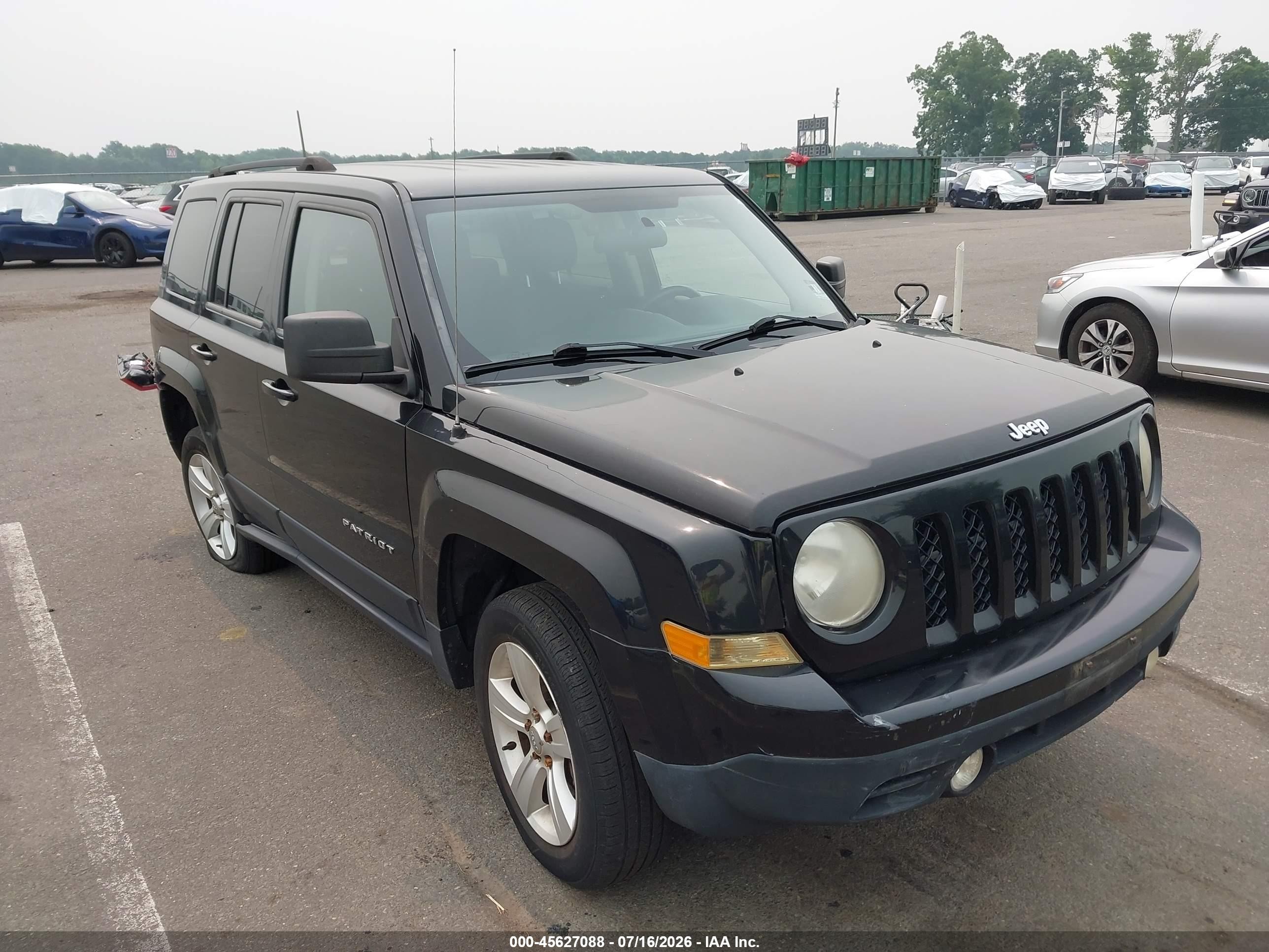 2014 Jeep Patriot Latitude, VIN 1C4NJRFB6ED512300 — Front end