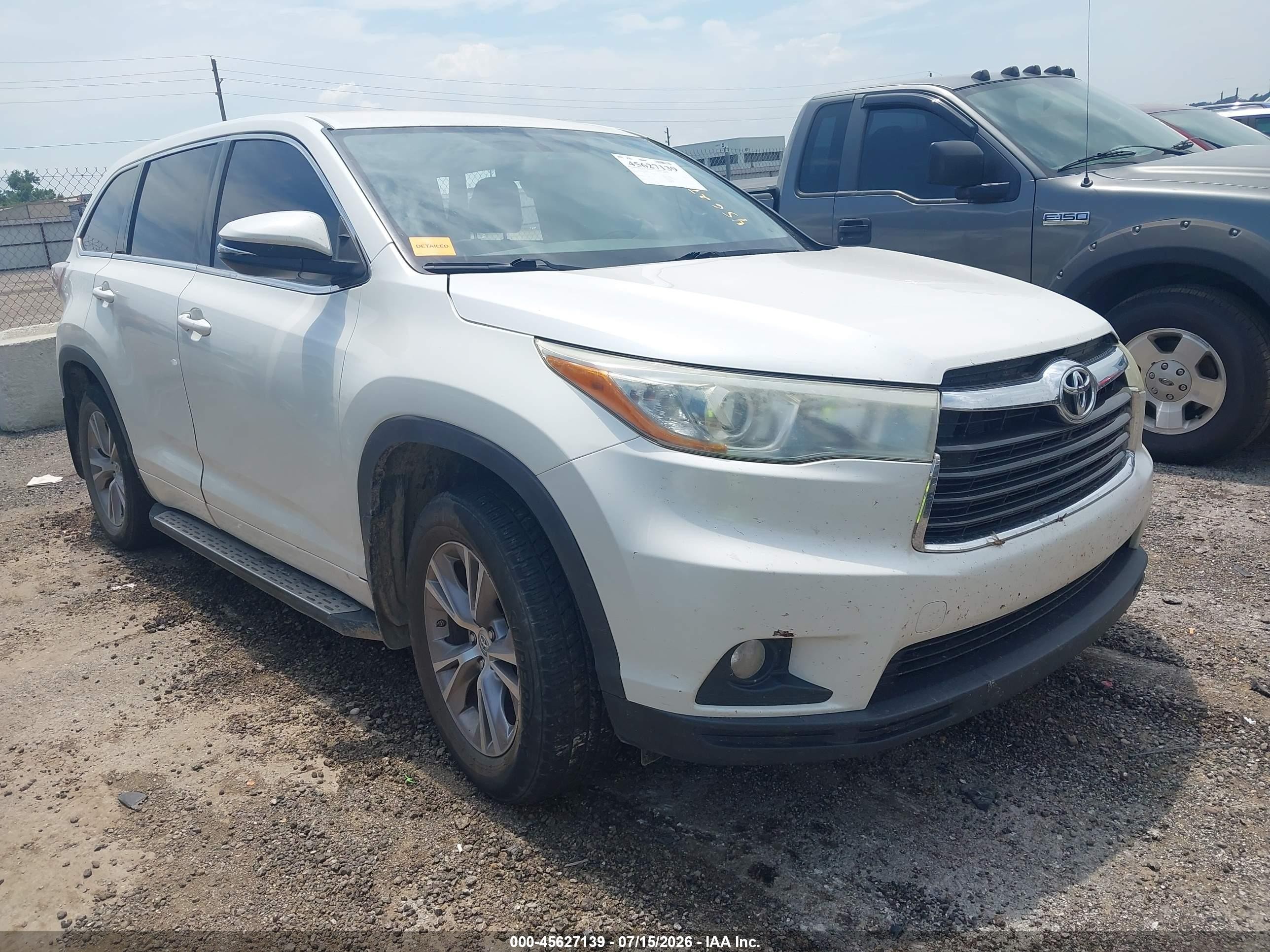 2015 Toyota Highlander LE Plus, VIN 5TDZKRFH4FS085434 — Side