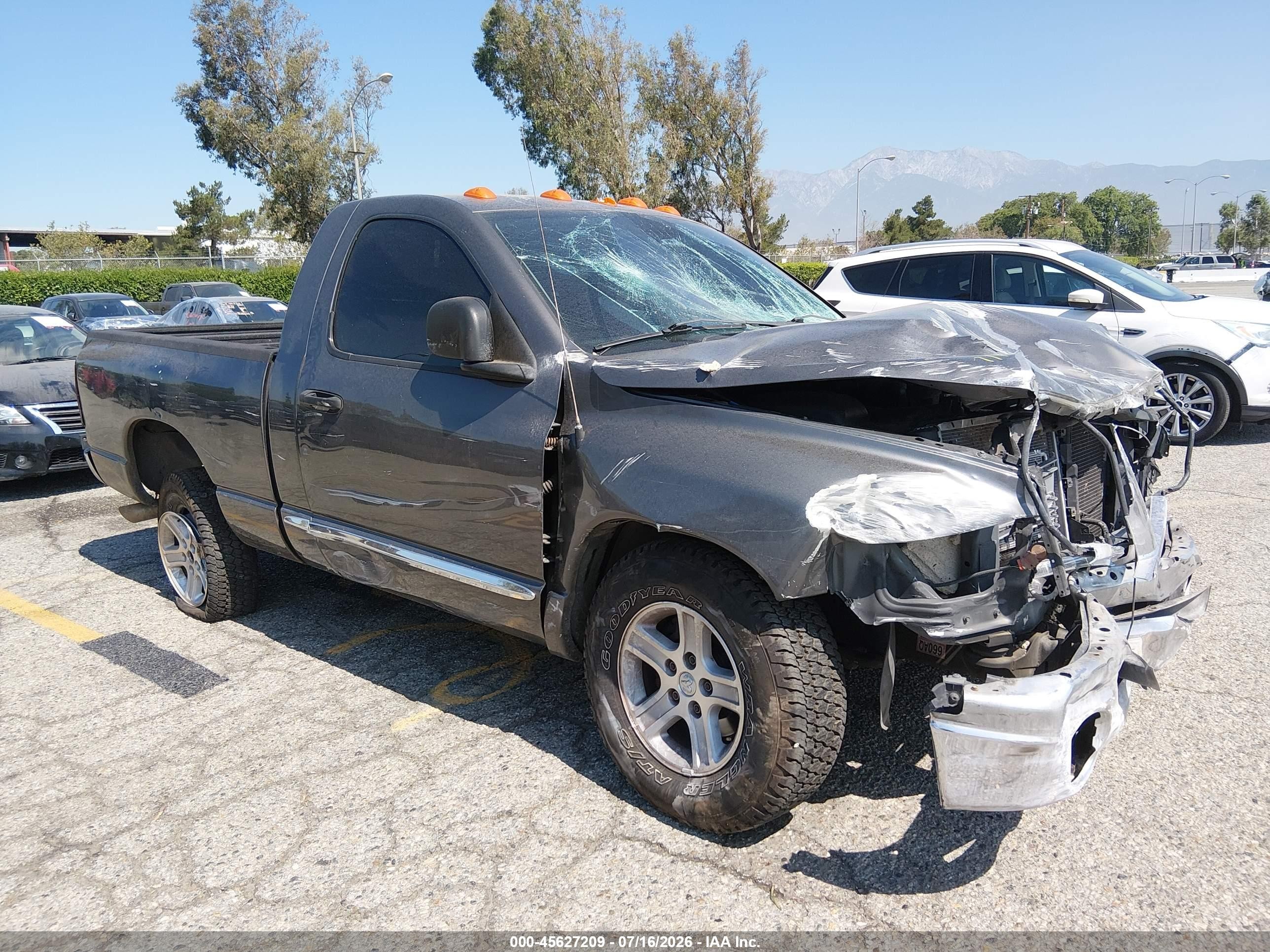 2003 Dodge 1500 ST, VIN 1D7HA16D23J585961 — Front end