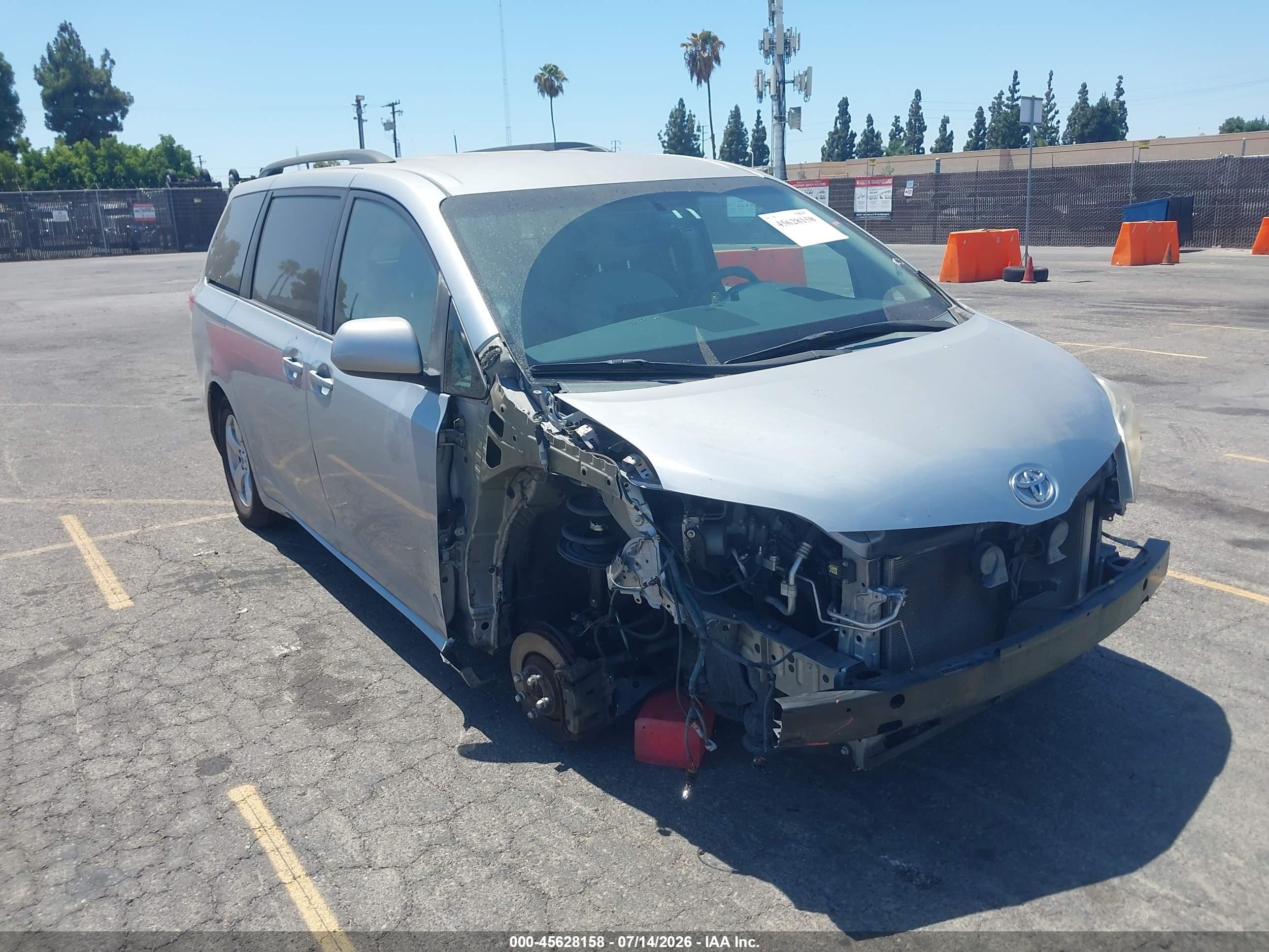 2014 Toyota Sienna LE, VIN 5TDKK3DC8ES502073 — Front end