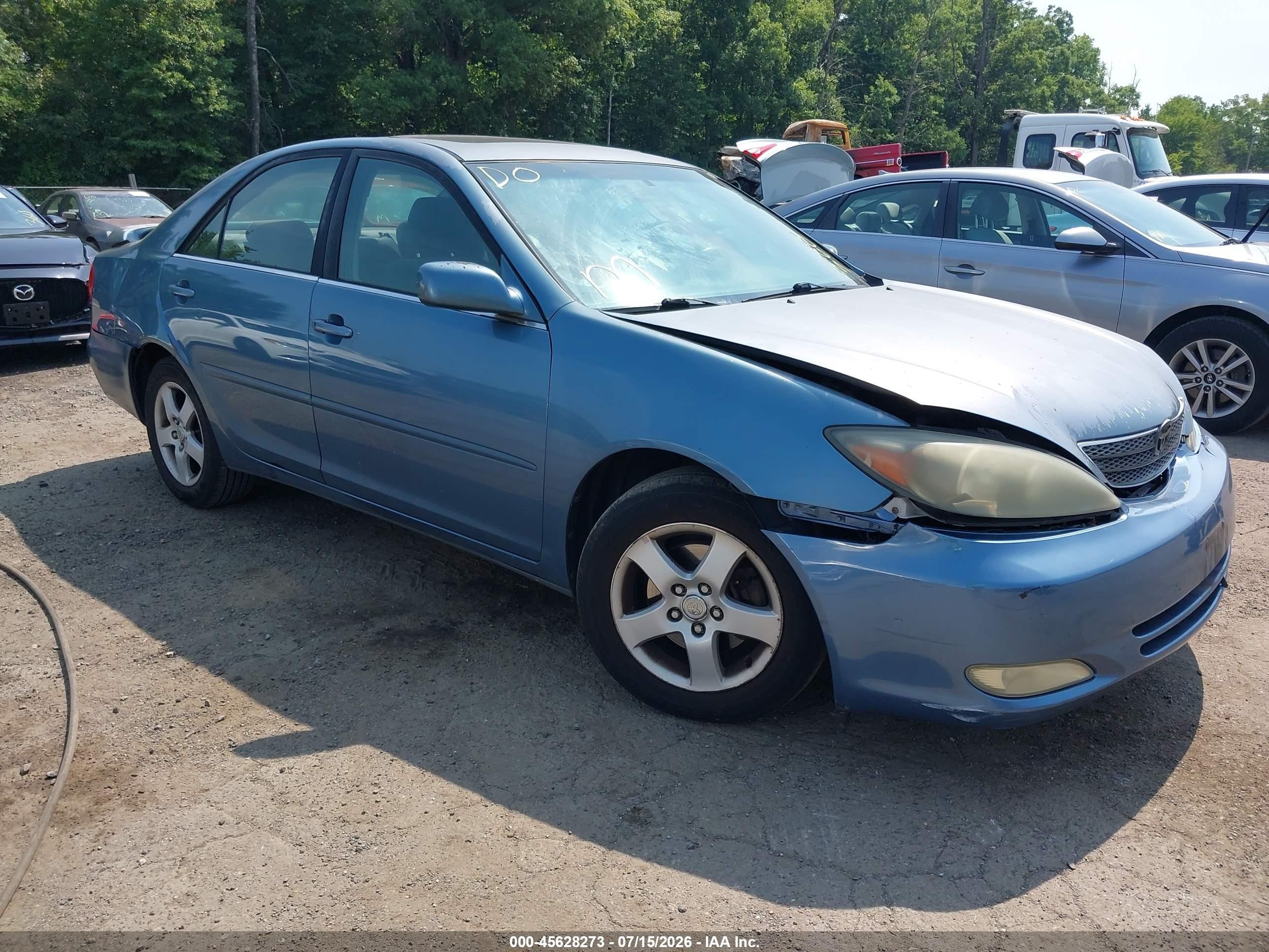 2004 Toyota Camry SE, VIN 4T1BA32K84U016494 — Front end