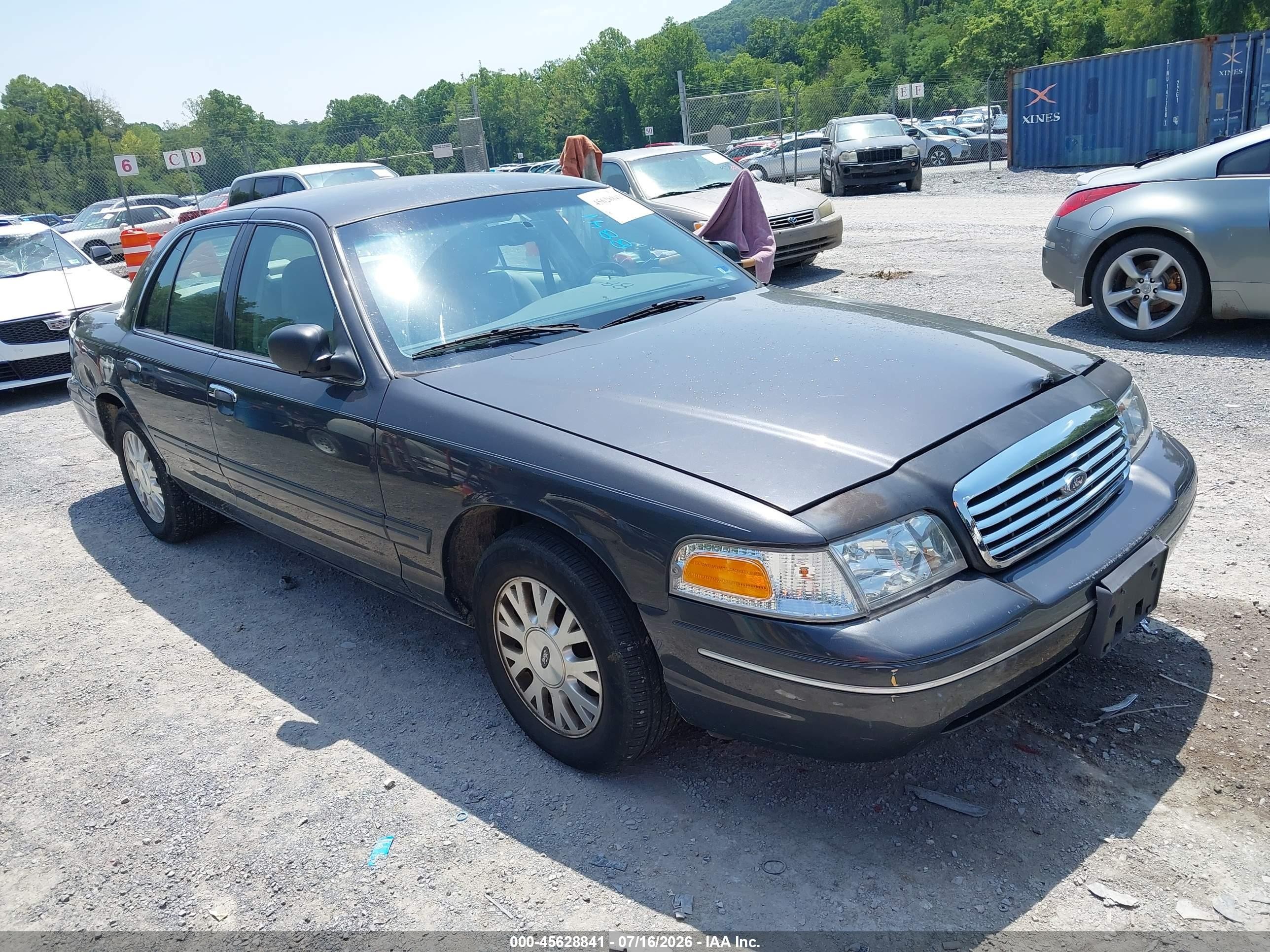 2005 Ford Crown Victoria LX, VIN 2FAFP74W25X103366 — All over