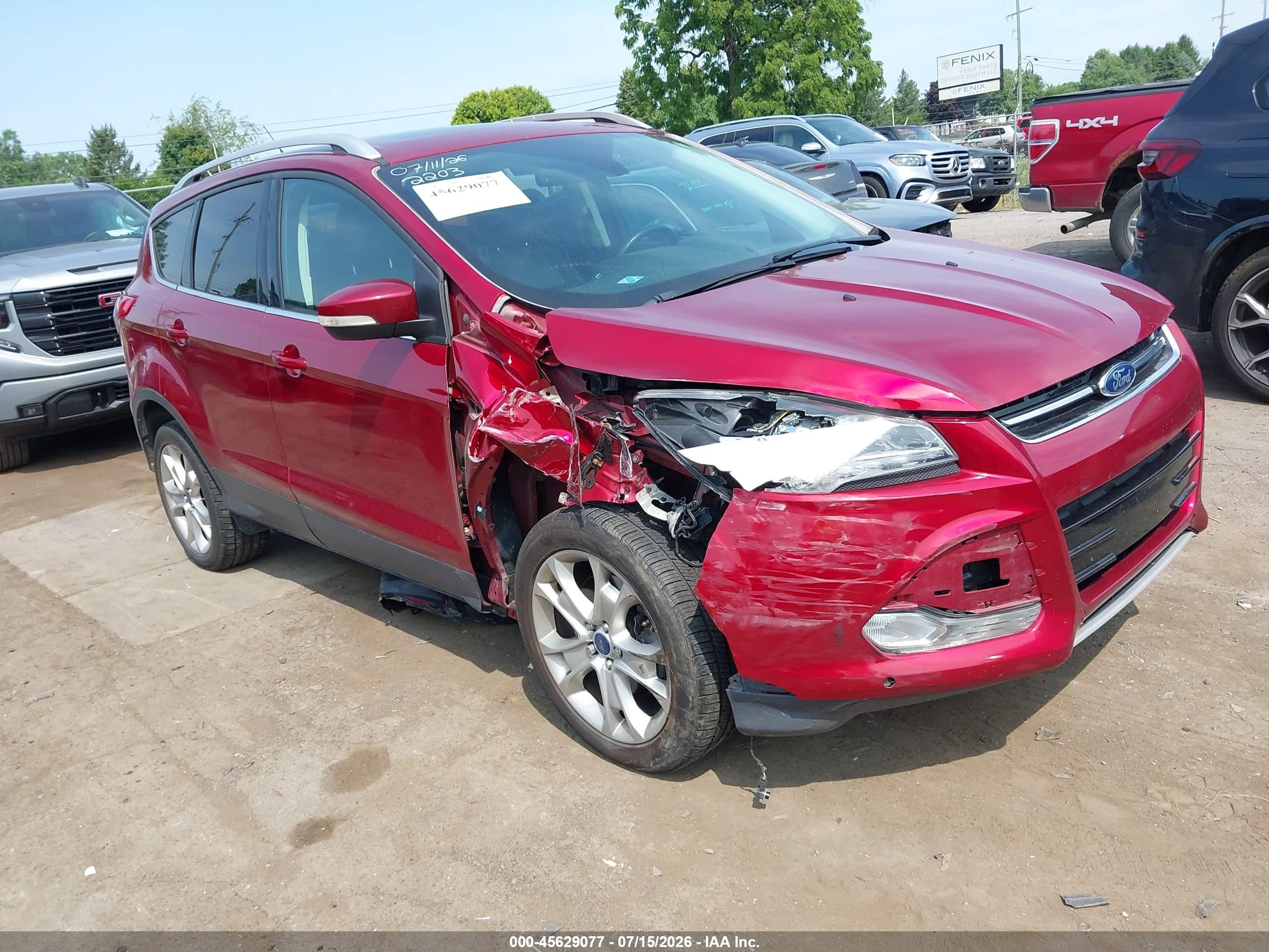2016 Ford Escape Titanium, VIN 1FMCU9JX8GUA52203 — Front end
