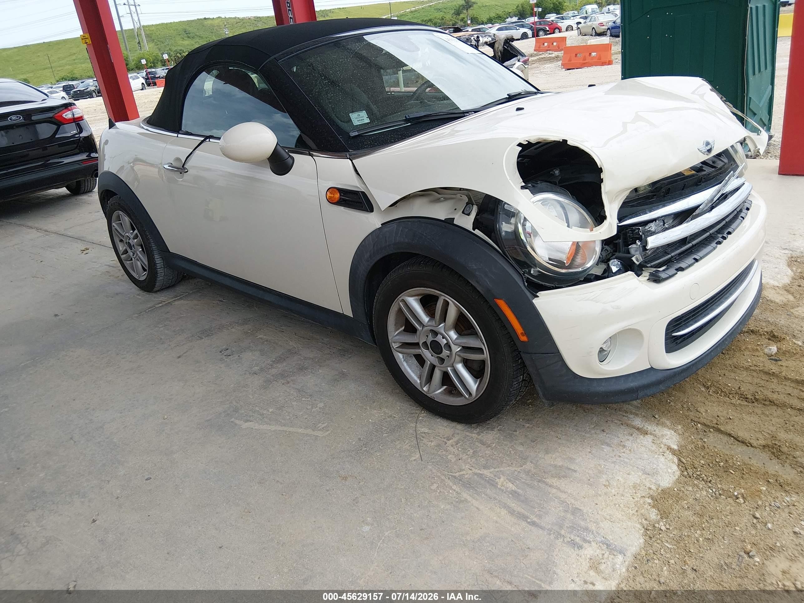 2015 MINI Roadster, VIN WMWSY1C57FT626065 — Перед