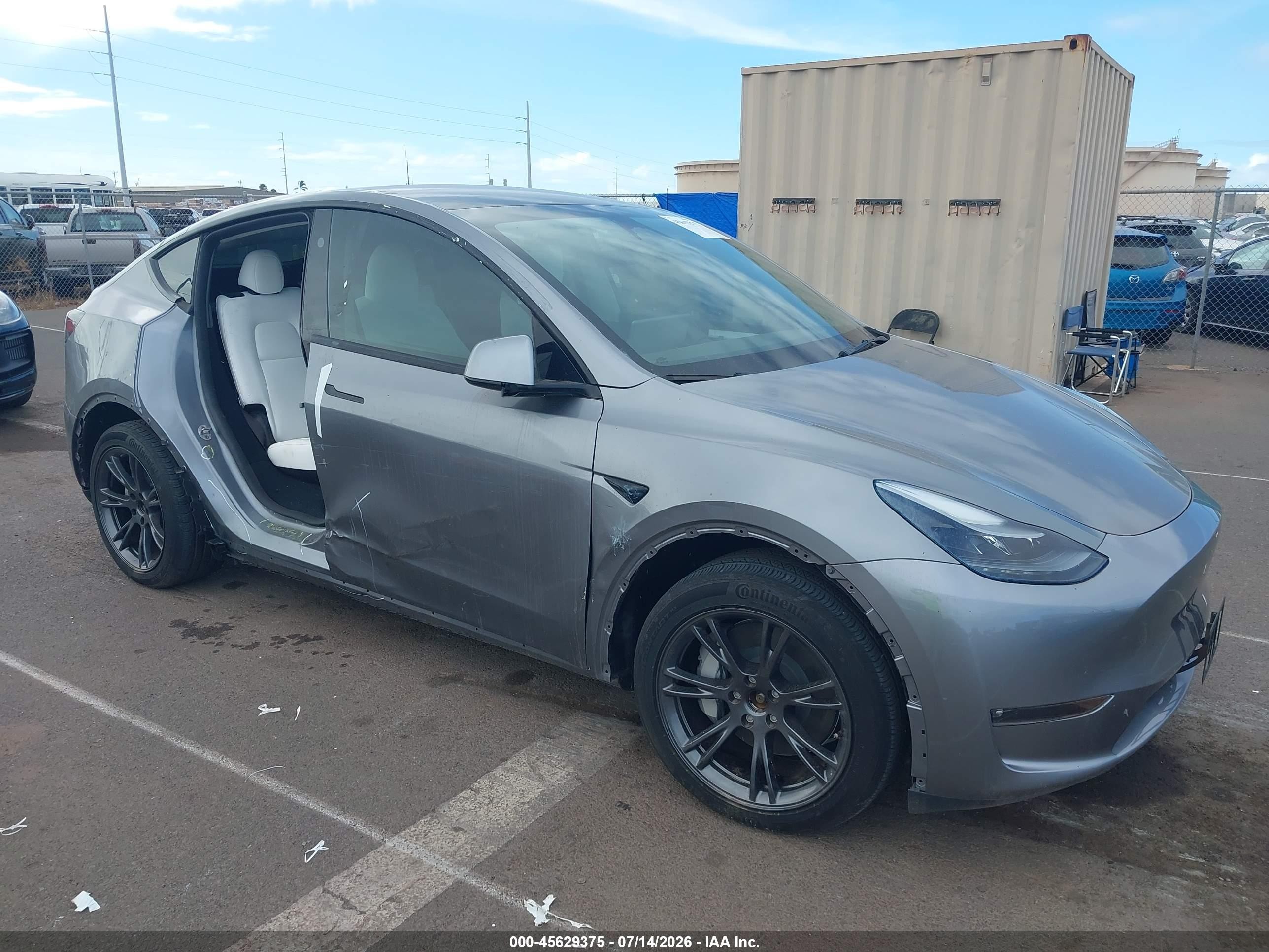 2024 Tesla Model Y Long Range, VIN 7SAYGDEE6RF150822 — Side
