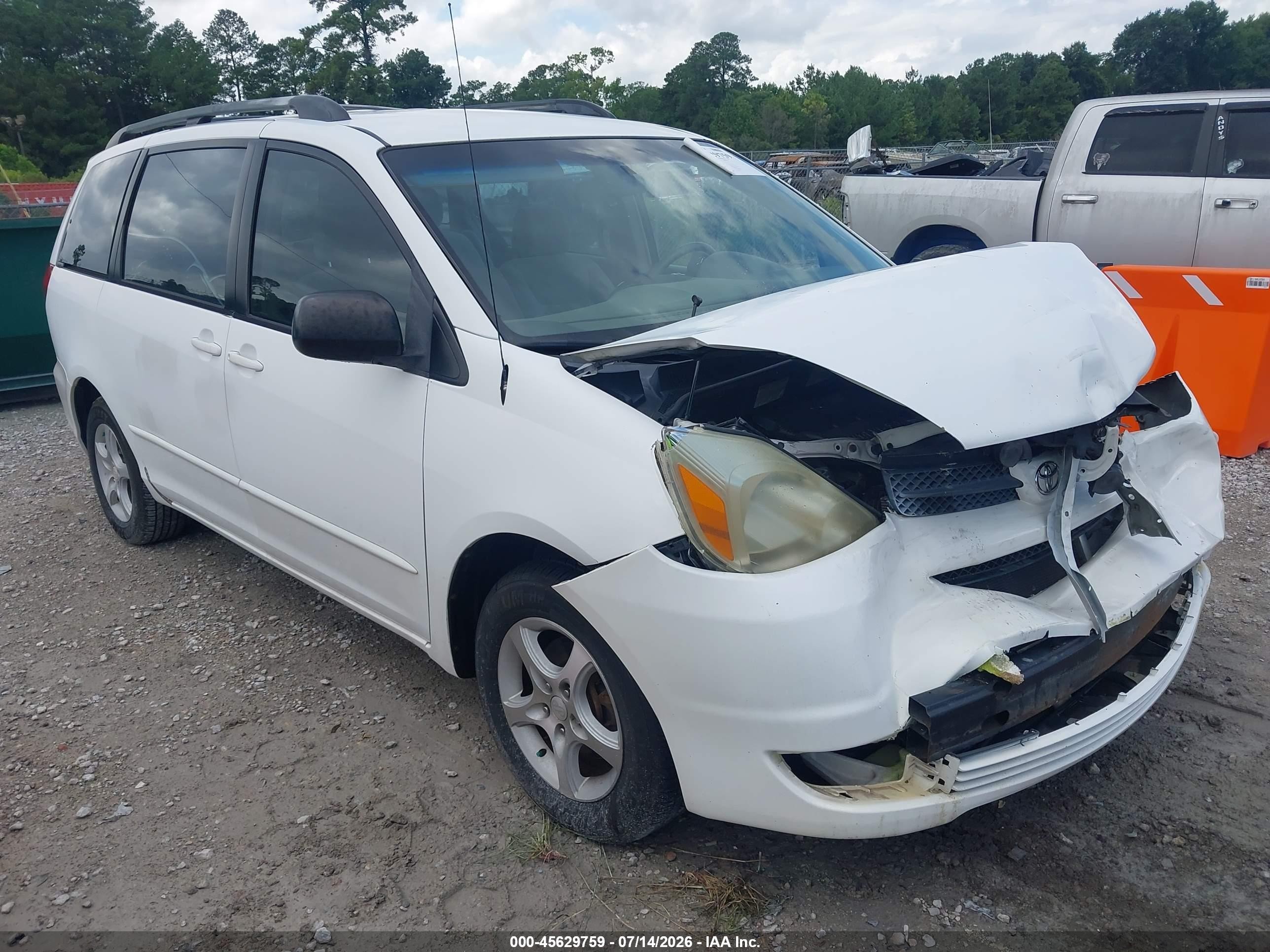 2005 Toyota Sienna LE, VIN 5TDZA23C45S351228 — Front end