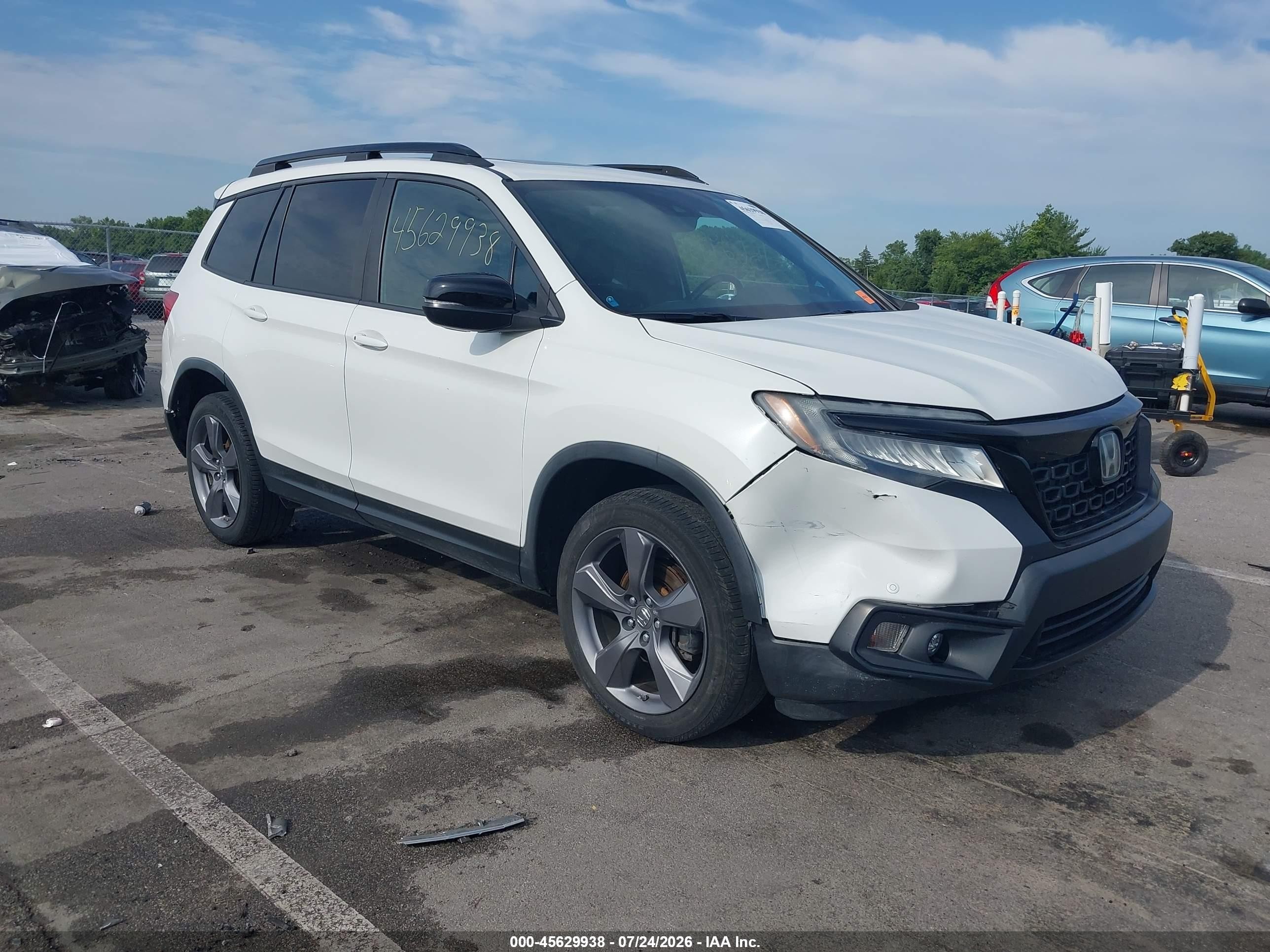 2019 Honda Passport Touring, VIN 5FNYF8H95KB023815 — Rear end