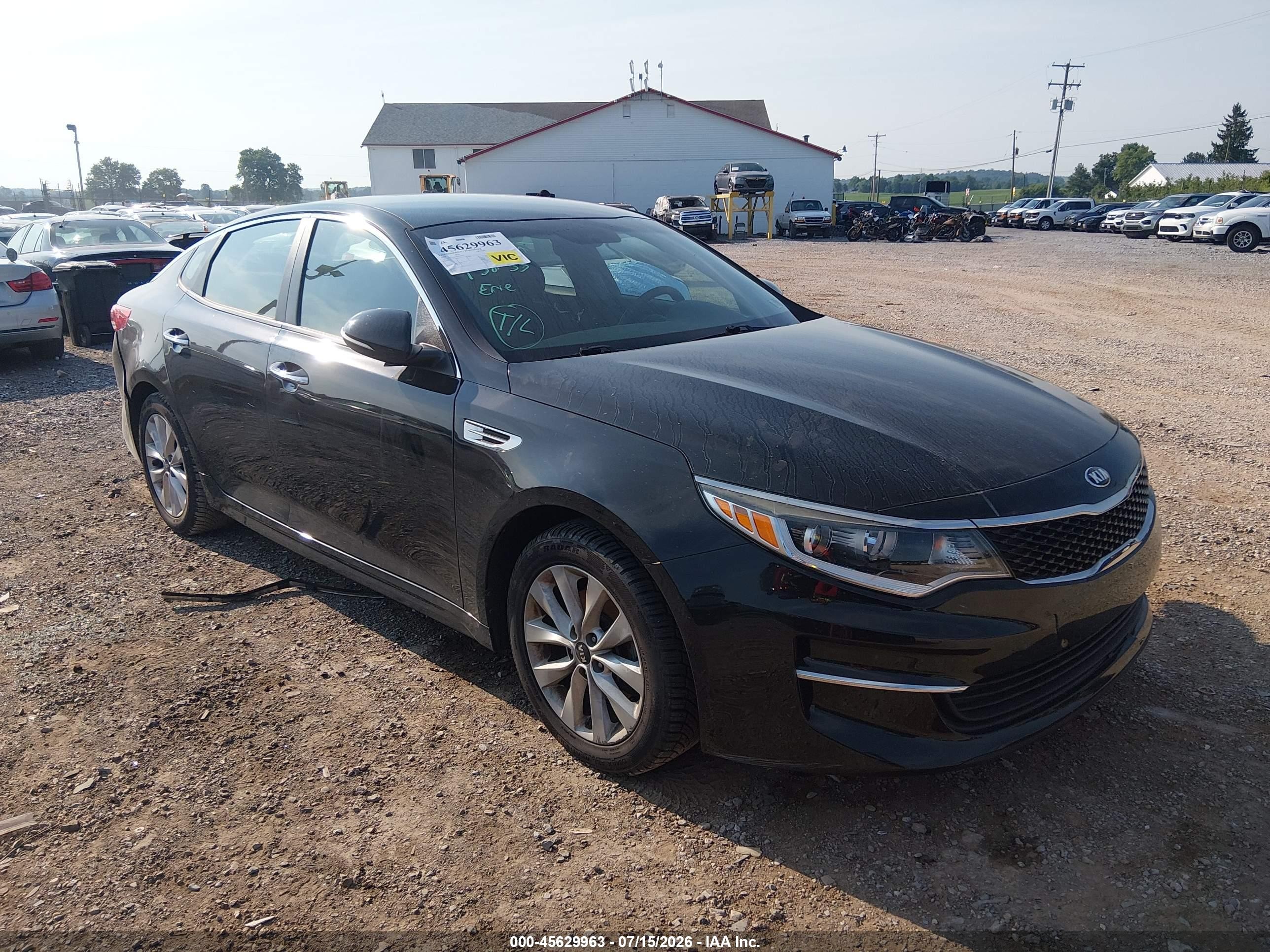 2018 Kia Optima LX, VIN 5XXGT4L36JG258641 — Зад