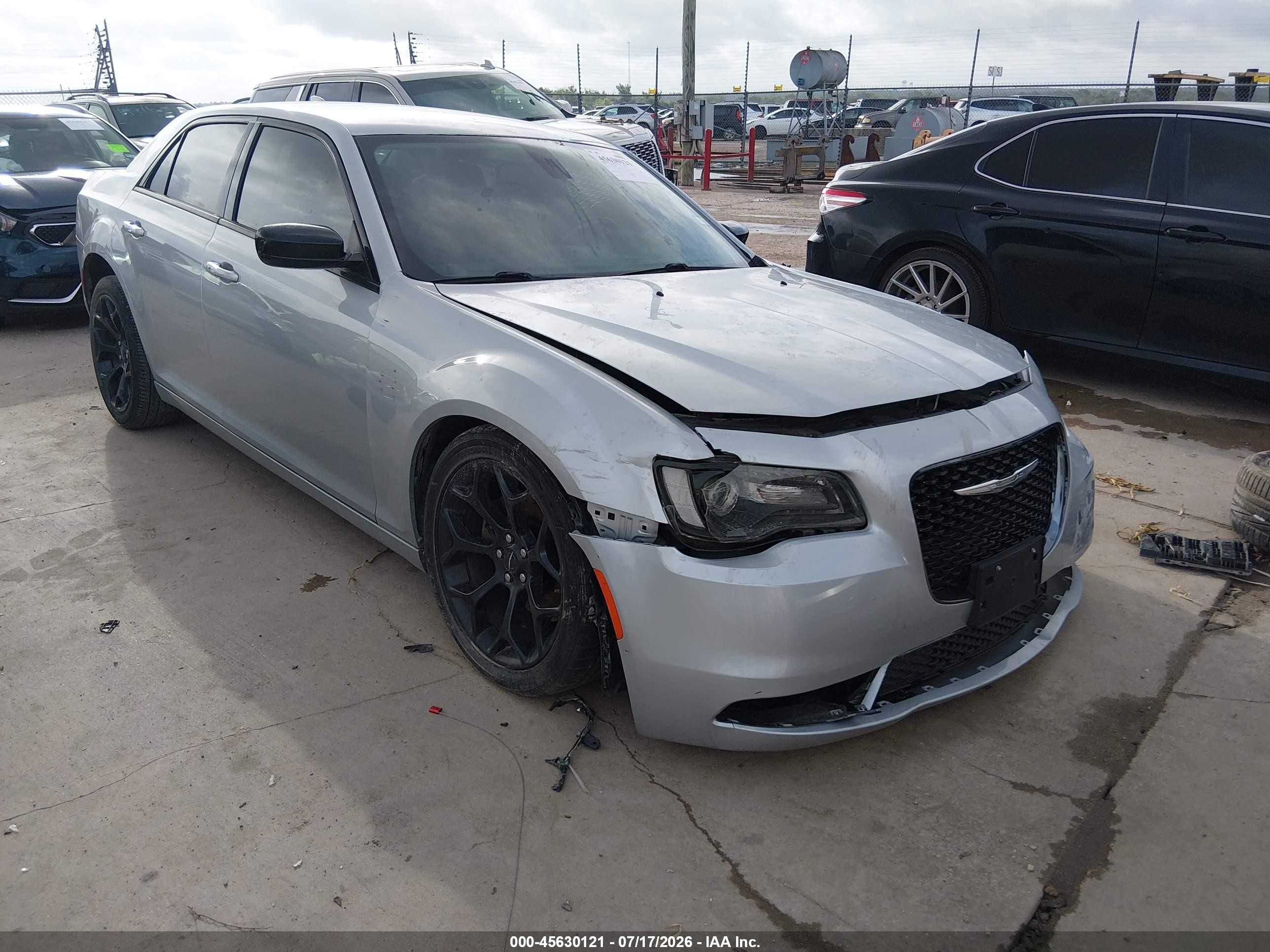 2019 Chrysler 300 Touring, VIN 2C3CCAAG5KH610534 — Перед