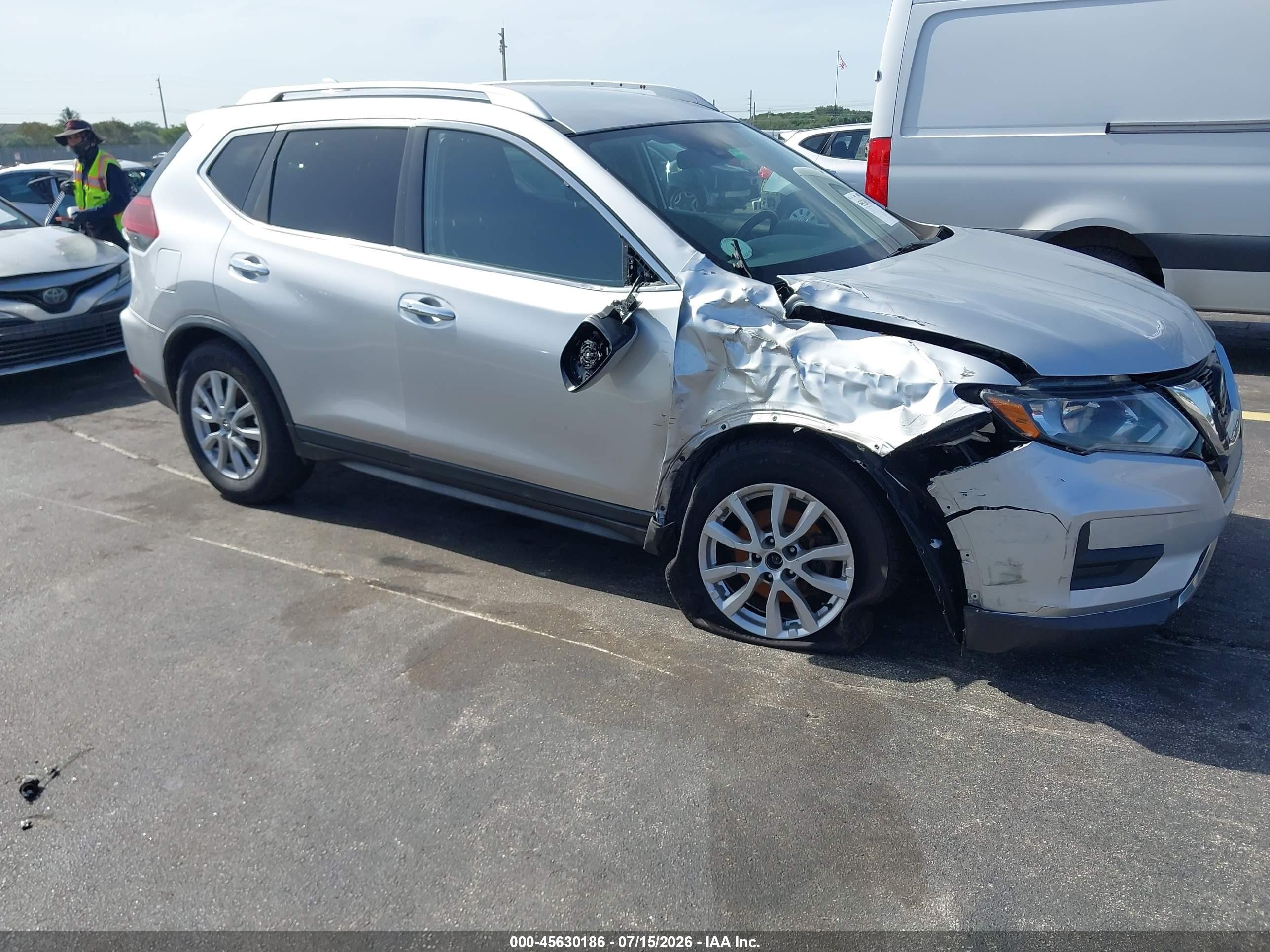 2020 Nissan Rogue SV, VIN KNMAT2MT4LP510004 — Бок
