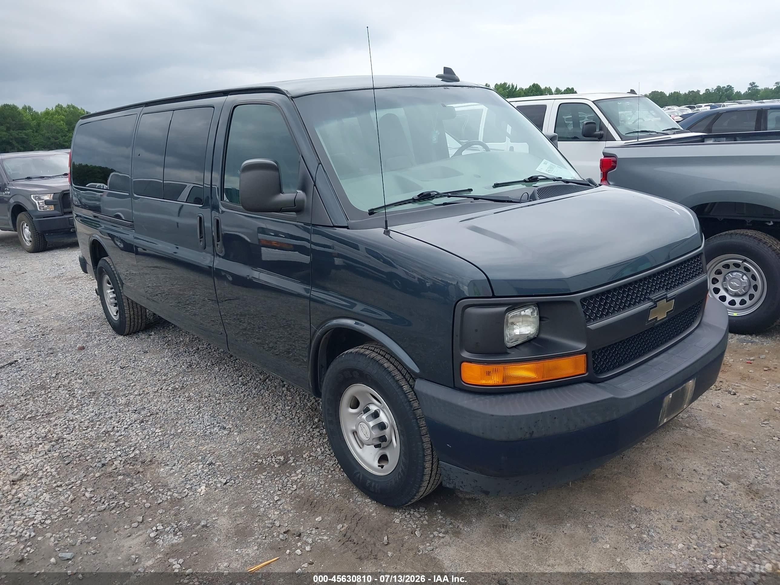 2017 Chevrolet Express Passenger LS, VIN 1GAZGNFG5H1291713 — Normal wear