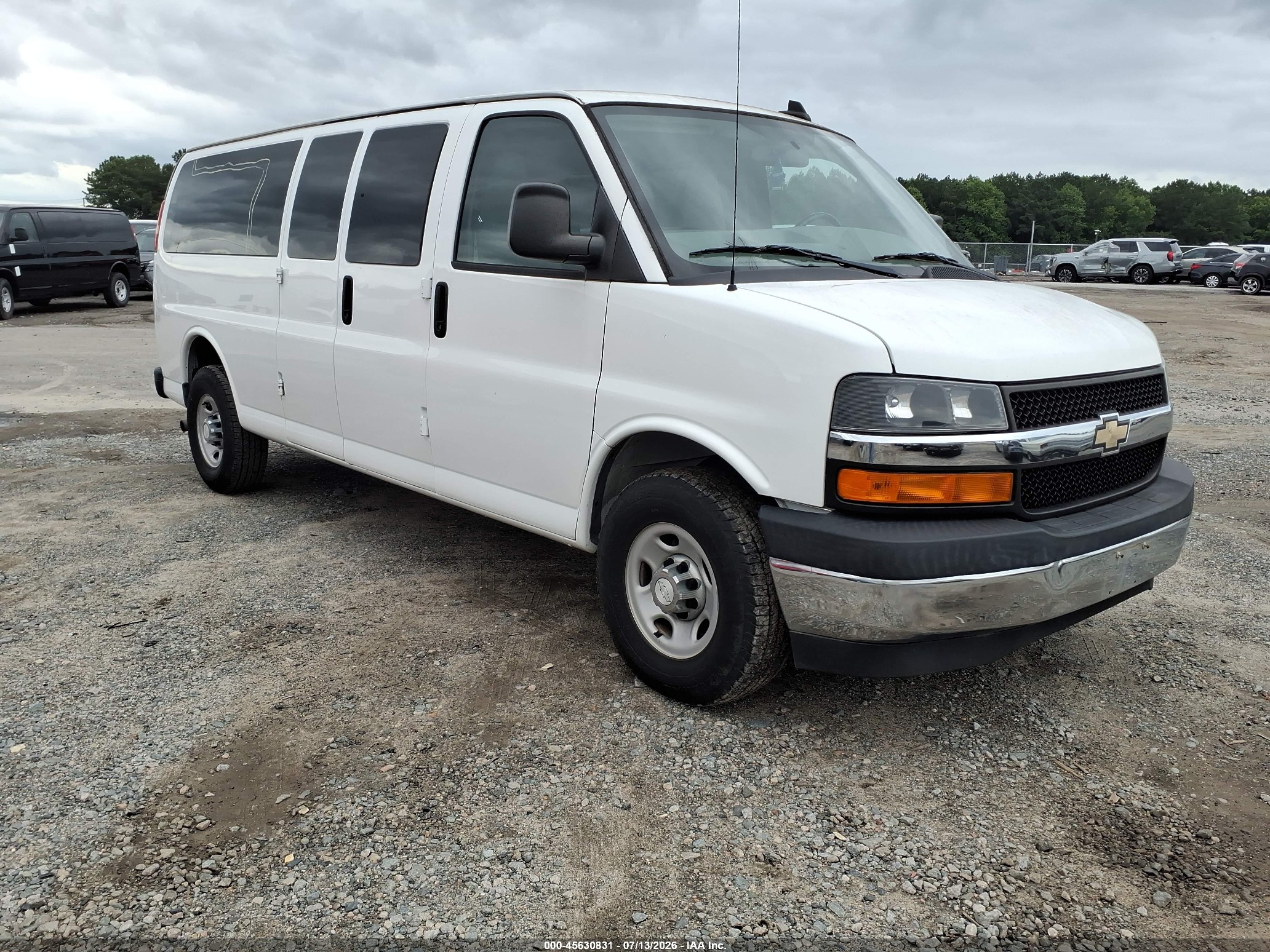 2017 Chevrolet Express Passenger LT, VIN 1GAZGPFG1H1289372 — Normal wear