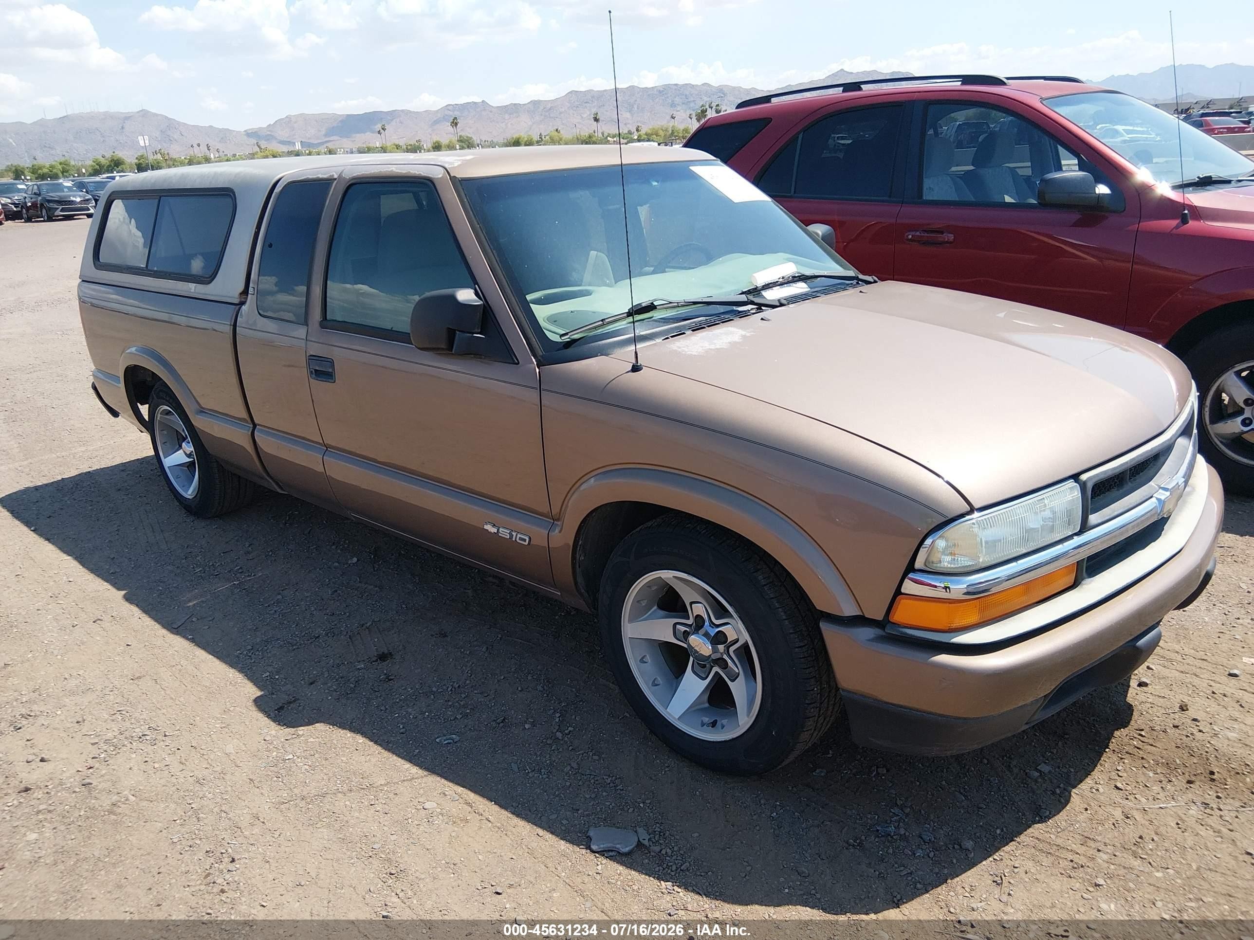 2003 Chevrolet S-10 LS, VIN 1GCCS19X138106315 — Front end