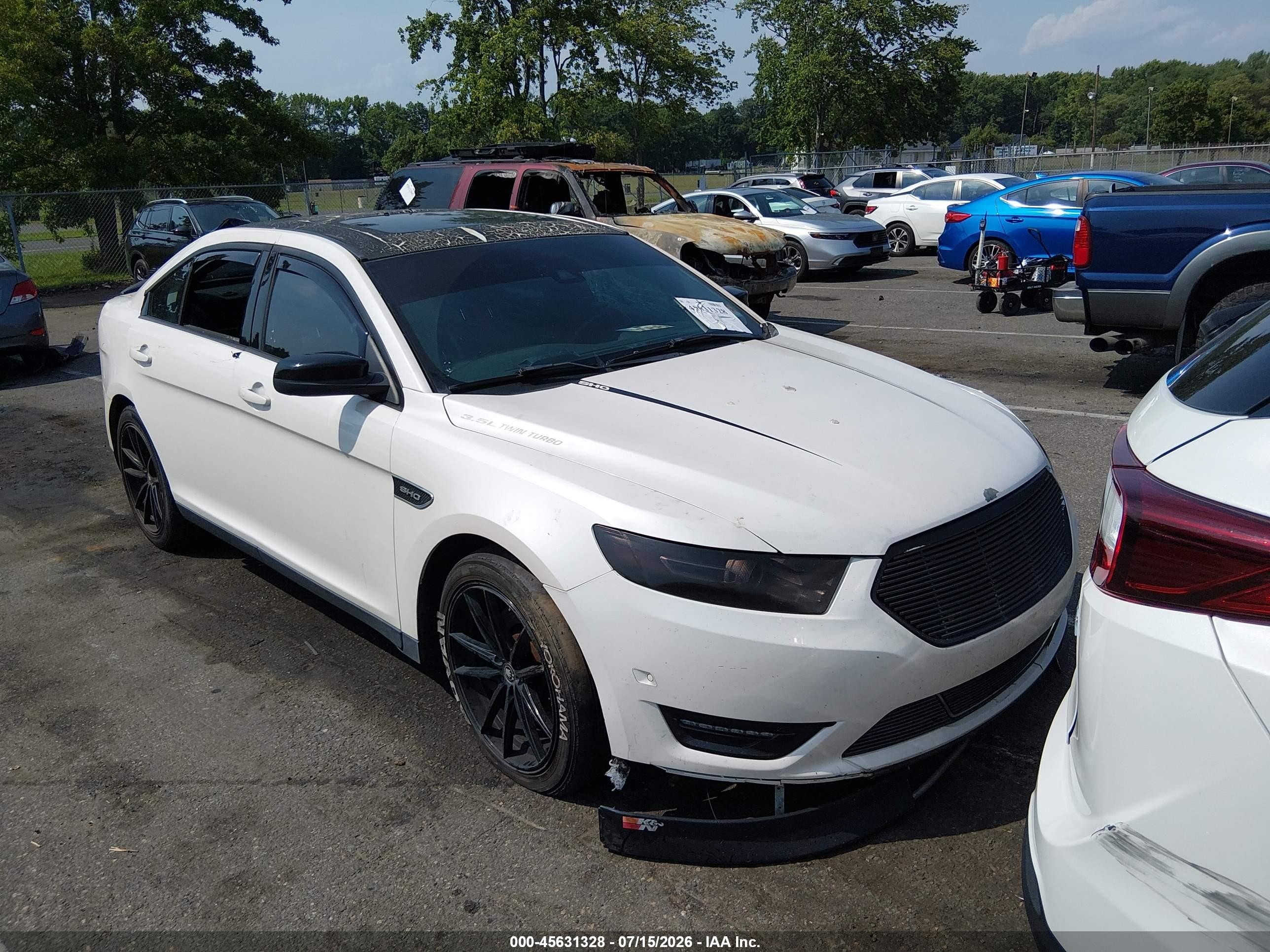2015 Ford Taurus SHO, VIN 1FAHP2KT5FG115295 — Front end