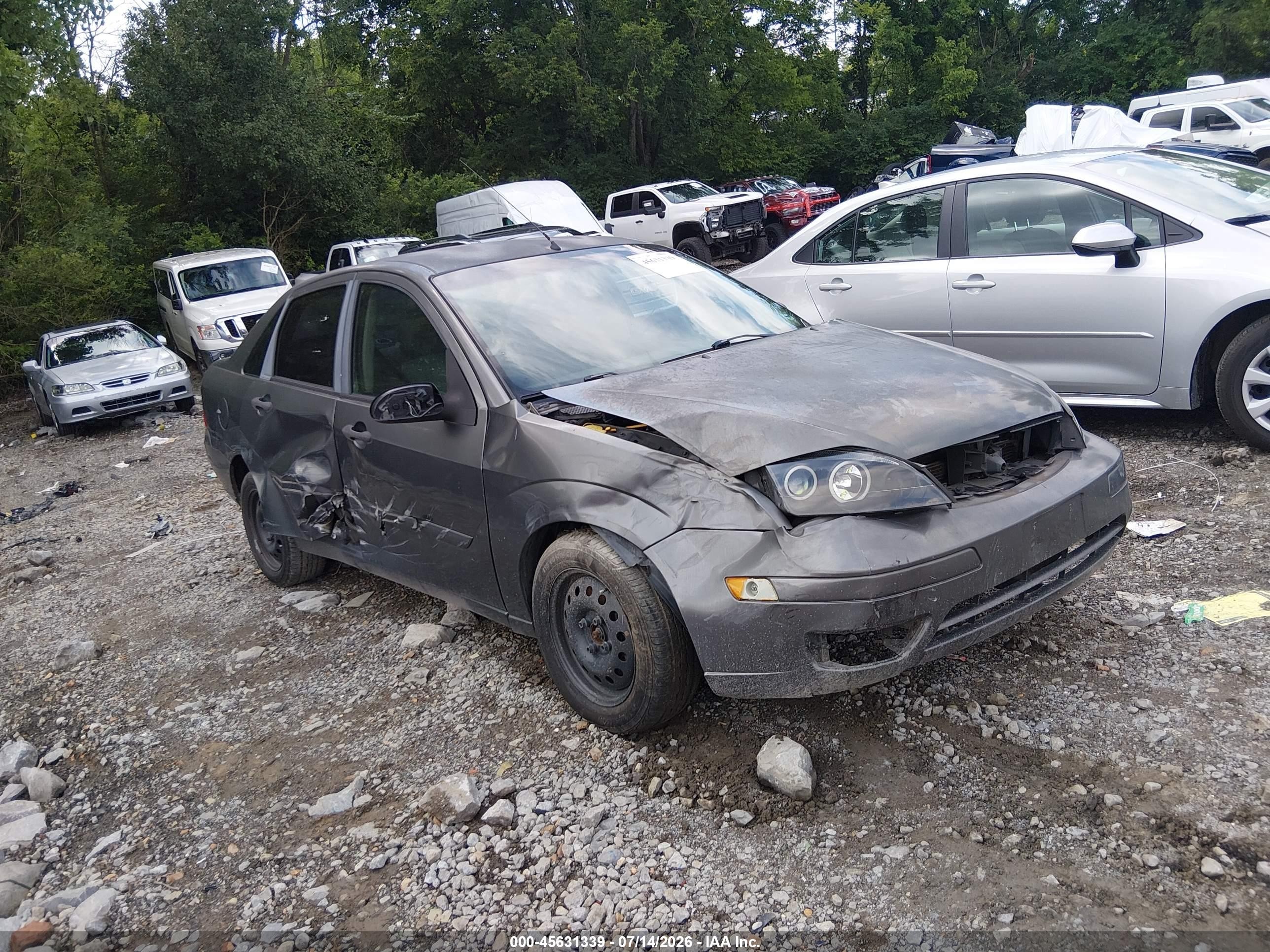2007 Ford Focus S, VIN 1FAFP34N17W322818 — Front end