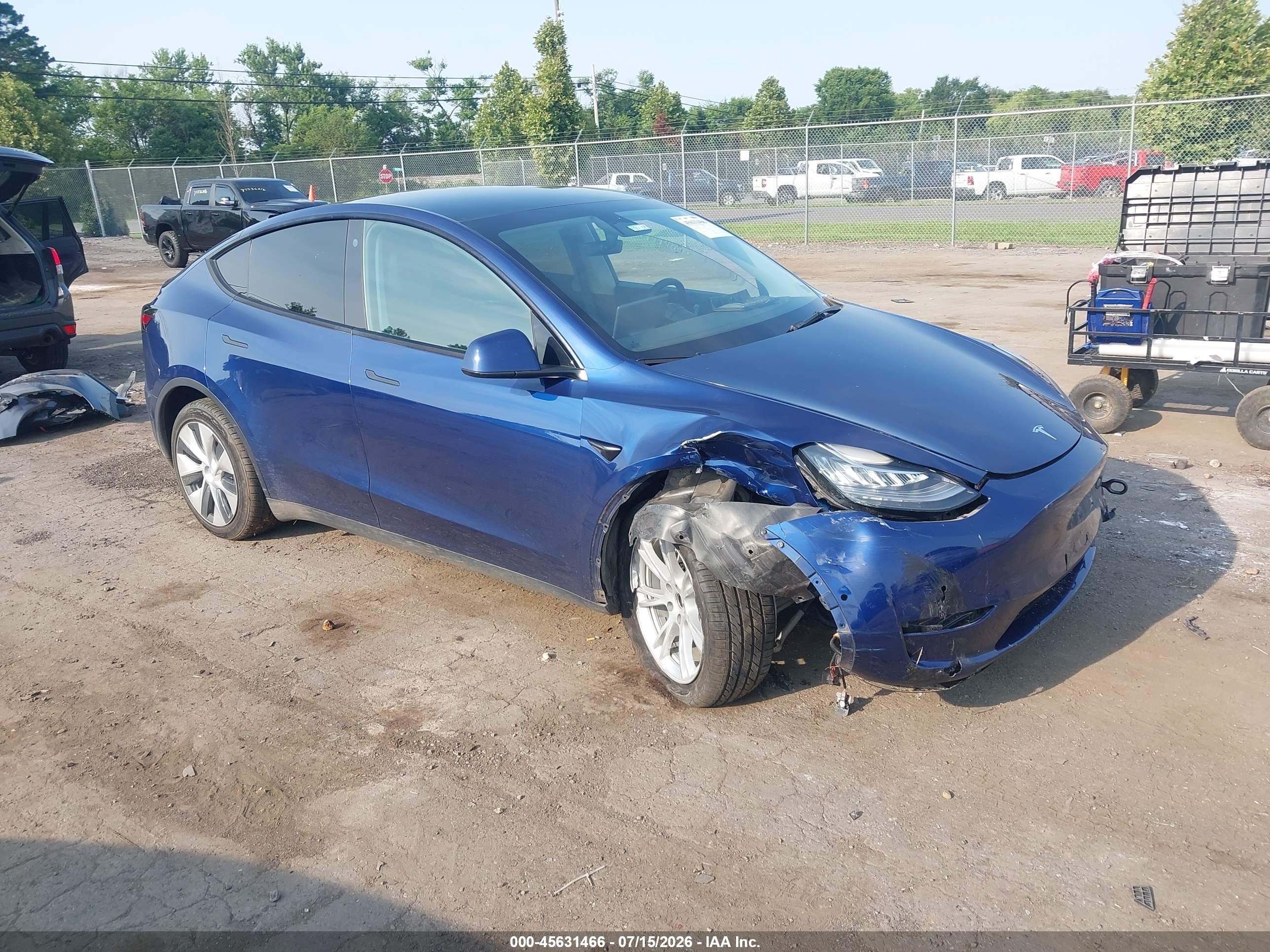 2022 Tesla Model Y Long Range, VIN 7SAYGDEE6NF372867 — Front end