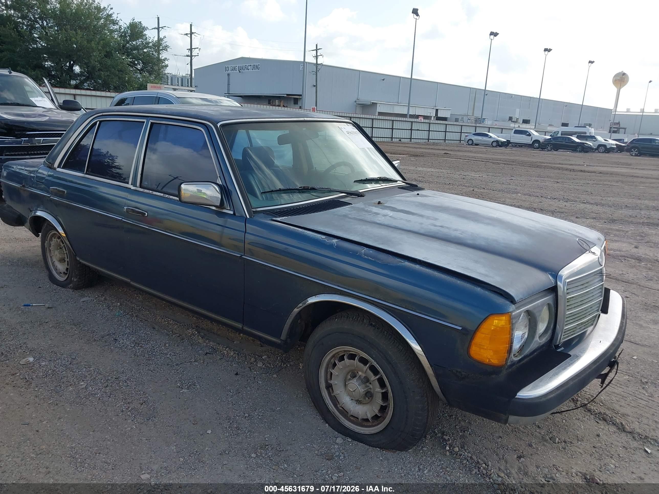 1984 Mercedes-Benz 300 D, VIN WDBAB33A7EA060975 — Normal wear