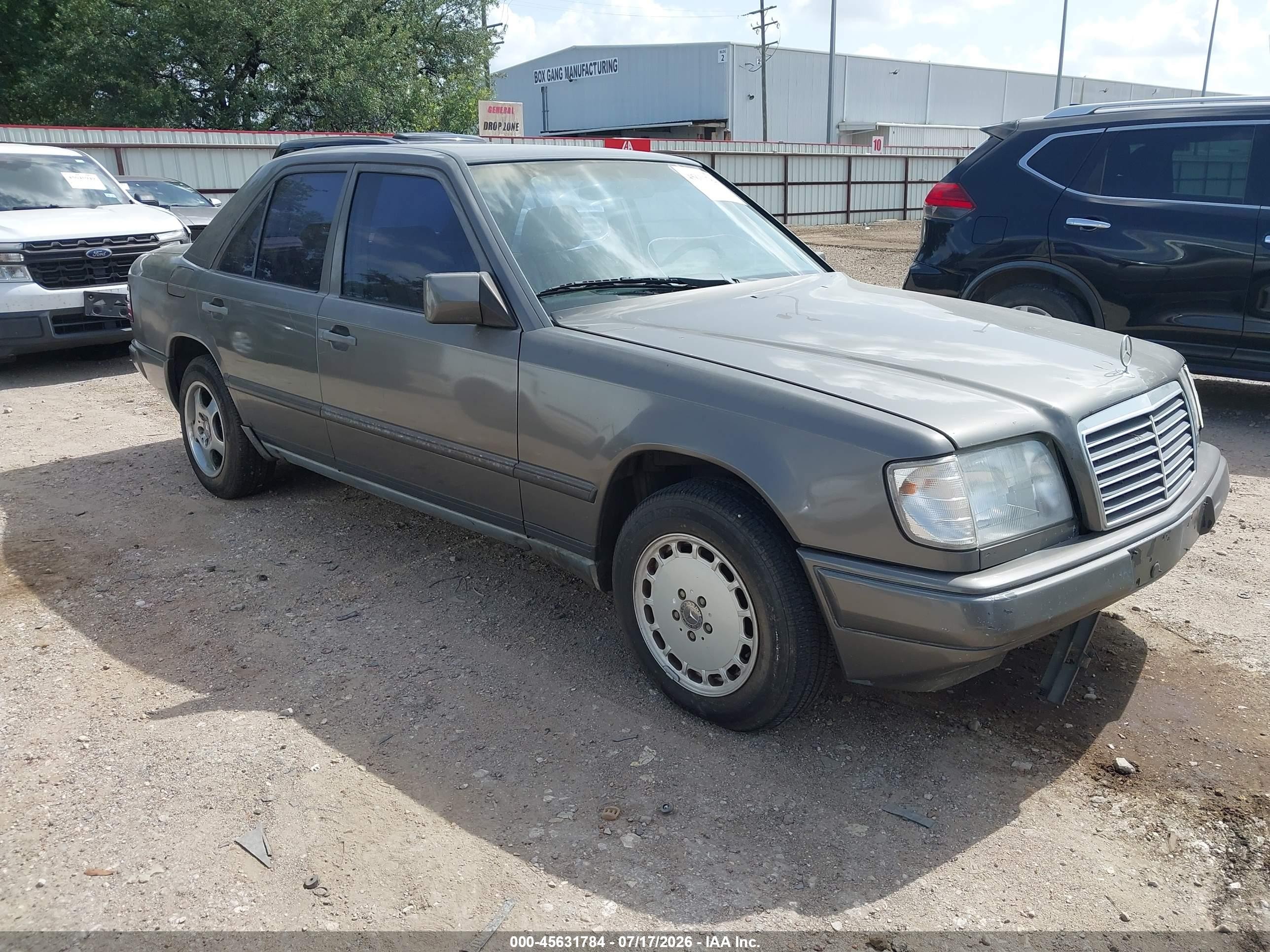1987 Mercedes-Benz 300 E, VIN WDBEA30D5HA368184 — Normal wear