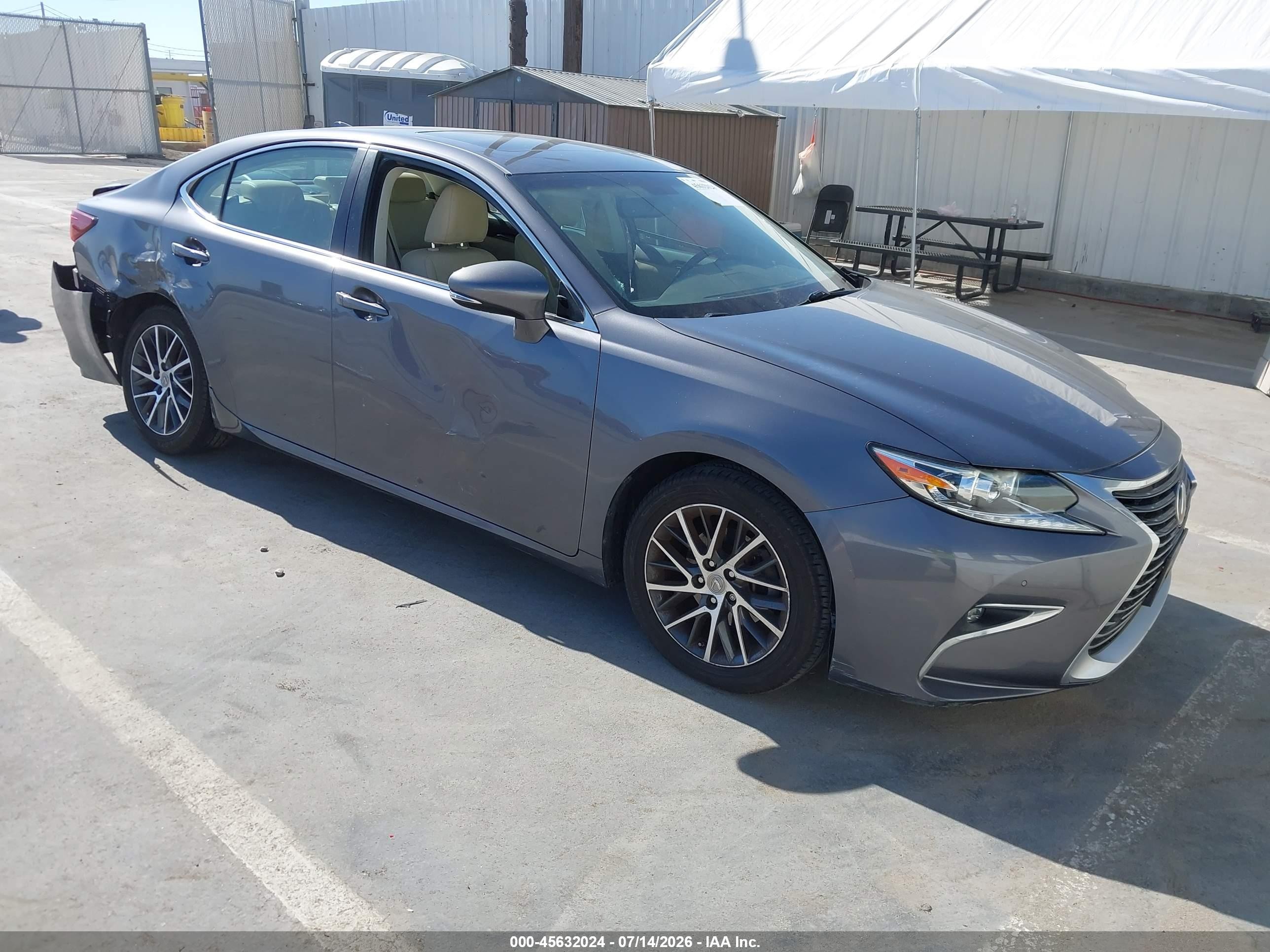 2016 Lexus ES 330, VIN 58ABK1GG1GU010250 — Бок