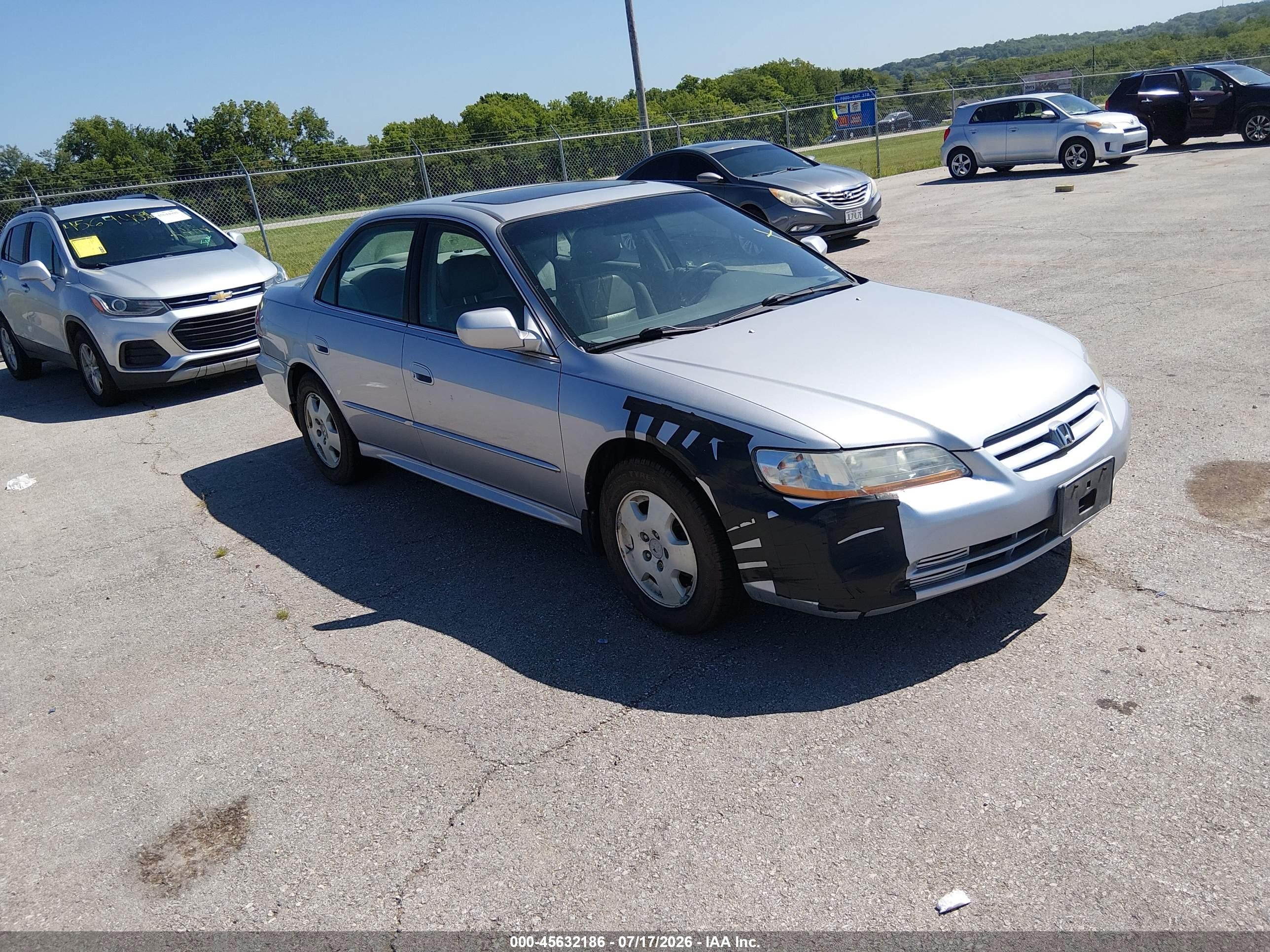 2001 Honda Accord EX, VIN 1HGCG16581A075706 — Перед
