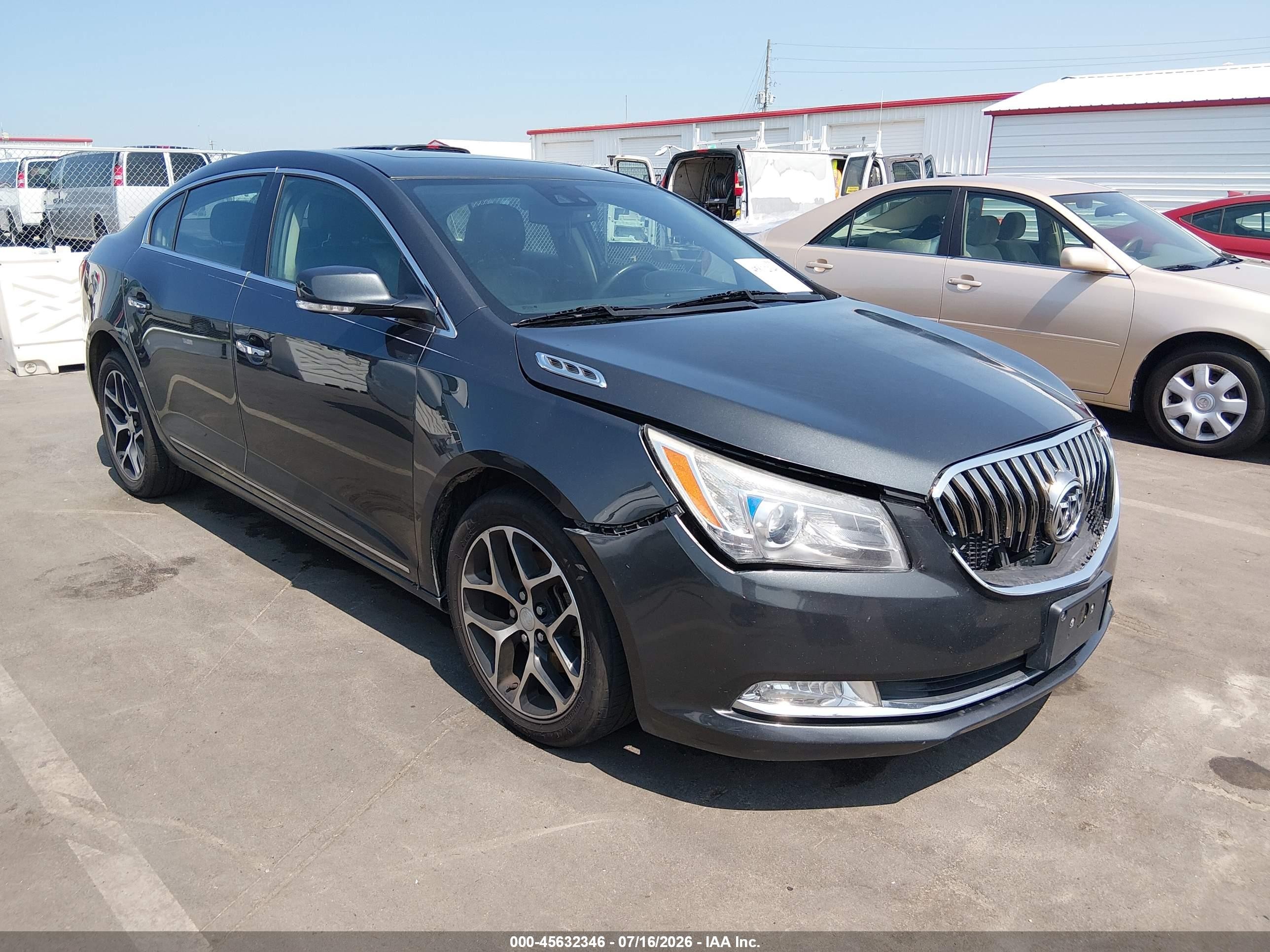 2016 Buick LaCrosse Sport Touring, VIN 1G4G45G34GF274630 — Перед