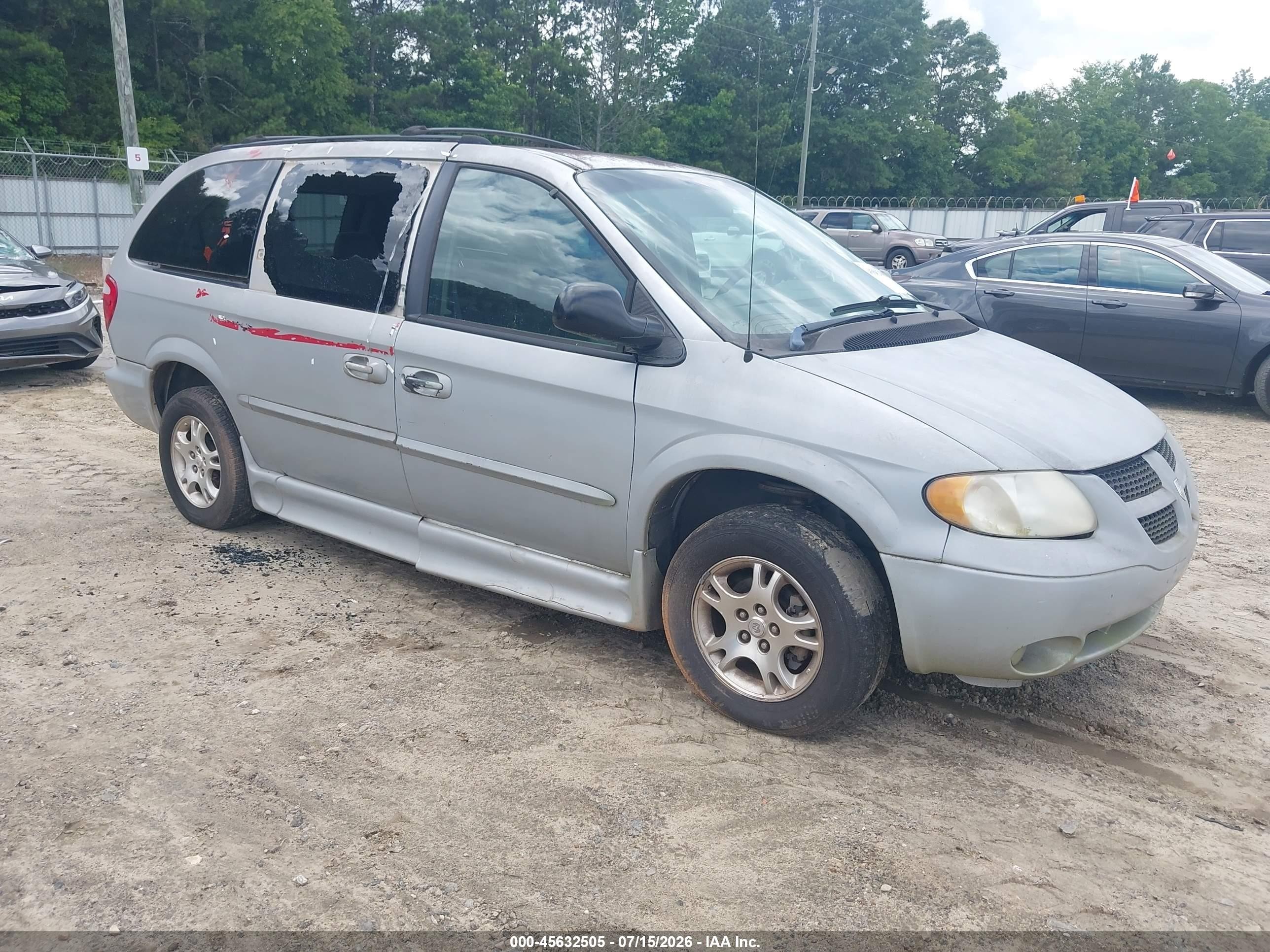 2002 Dodge Caravan Sport, VIN 2B4GP44332R575270 — Normal wear