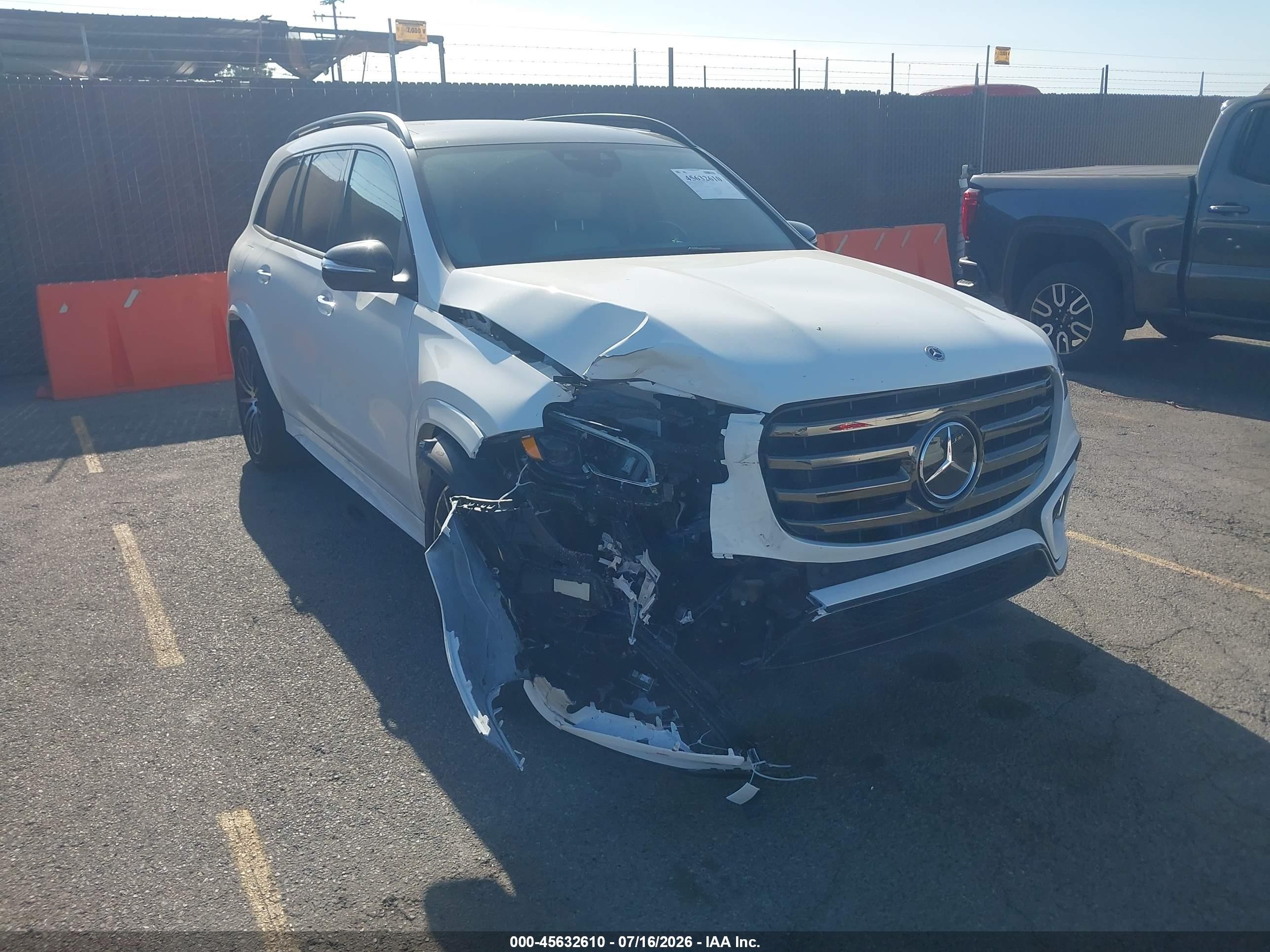 2025 Mercedes-Benz GLS 450, VIN 4JGFF5KE3SB445432 — Front end