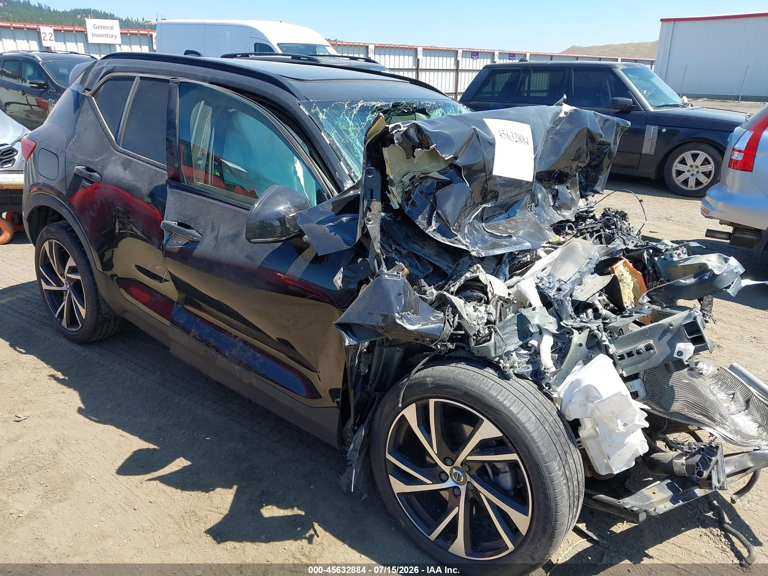 2022 Volvo XC40 R-Design, VIN YV4162UM0N2644845 — Front end